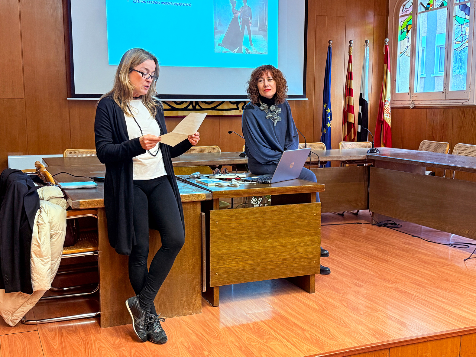 La directora de l'Escola Municipal de Música, Sílvia Vinadé, presenta la xerrada de l'actriu i escriptora Àngels Bassas en motiu del Dia Internacional de la Dona.