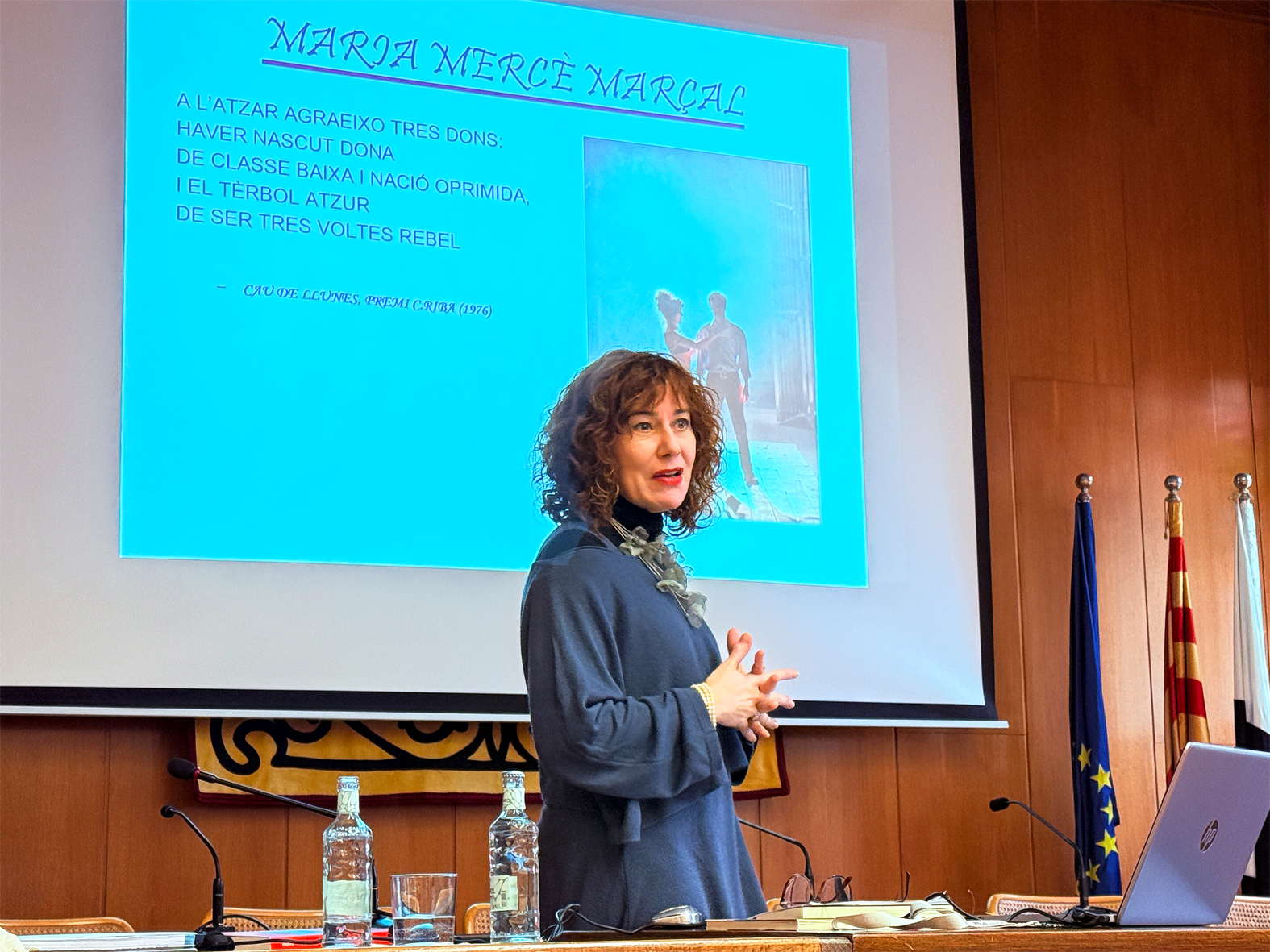 L'actriu i escriptora Àngels Bassas, durant la xerrada del Dia Internacional de la Dona, al saló de sessions de la Casa de la Vila.