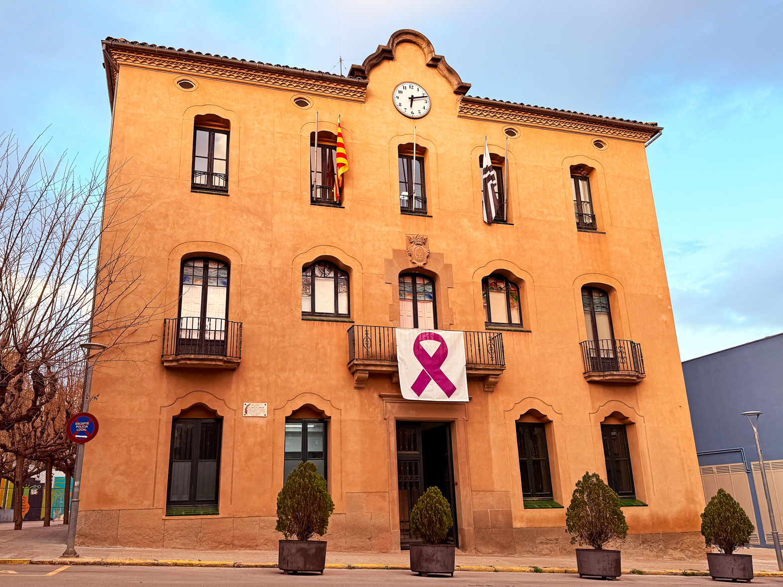 La Casa de la Vila, amb el llaç simbòlic d'adhesió al Dia Internacional de la Dona.