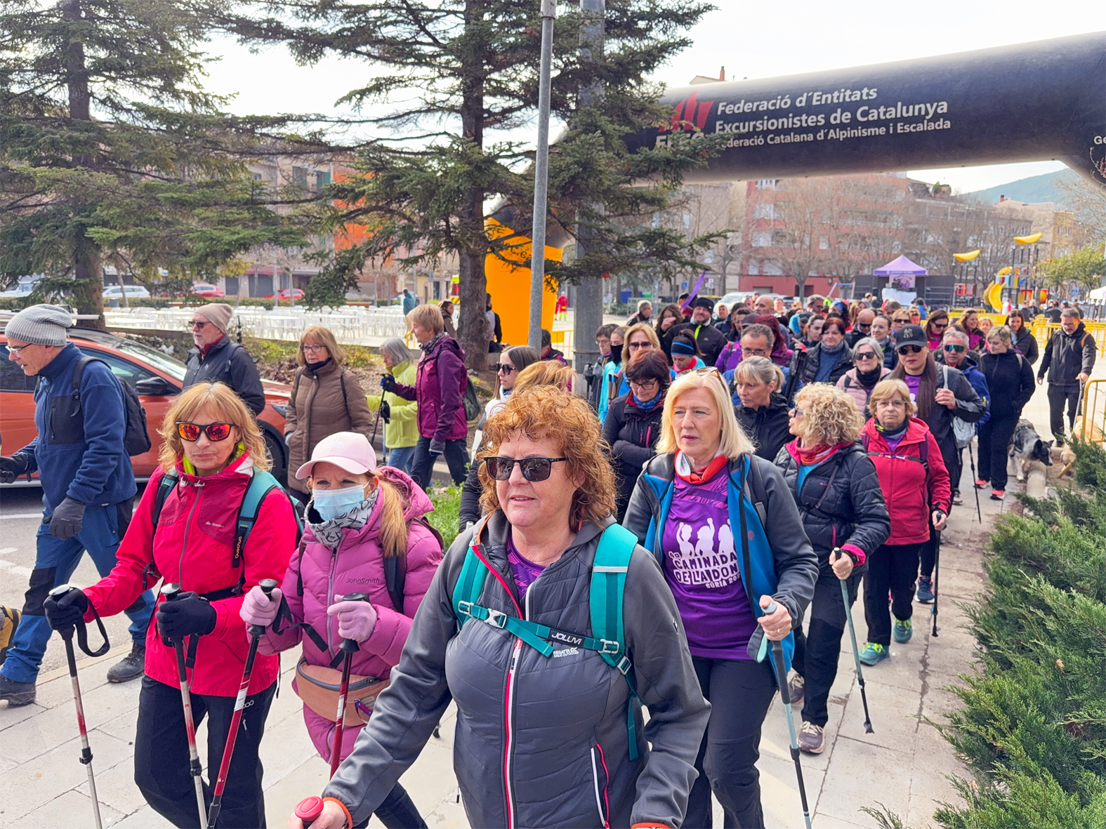 Sortida de la 4a Caminada de la Dona des de la plaÃ§a de Sant Joan, dins del programa del Dia Internacional de la Dona 2025 a SÃºria.