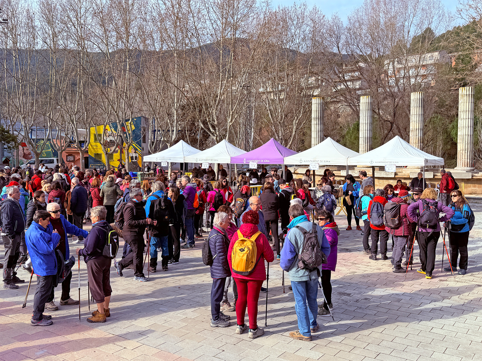 Ambient a la plaÃ§a de Sant Joan abans de la sortida de la 4a Caminada de la Dona, dins del programa del Dia Internacional de la Dona 2025 a SÃºria.