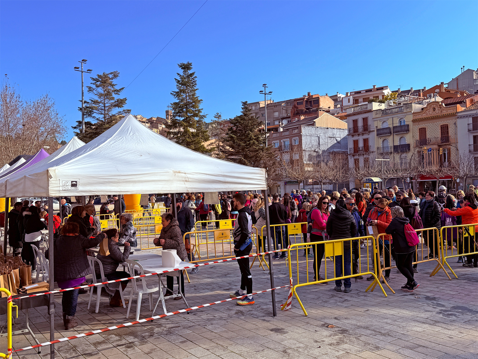 Ambient a la plaÃ§a de Sant Joan abans de la sortida de la 4a Caminada de la Dona, dins del programa del Dia Internacional de la Dona 2025 a SÃºria.