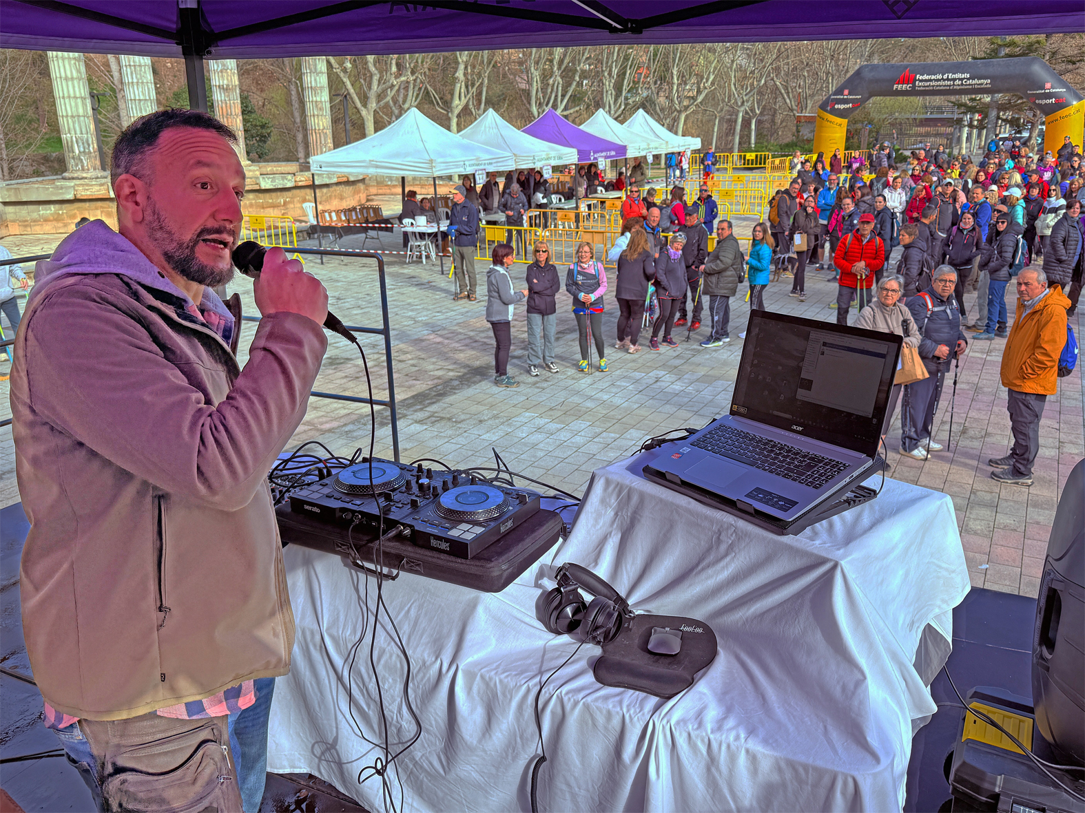 SessiÃ³ dâ€™ambientaciÃ³ musical a cÃ rrec de DJ Gian a la plaÃ§a de Sant Joan, dins del programa del Dia Internacional de la Dona 2025 a SÃºria.