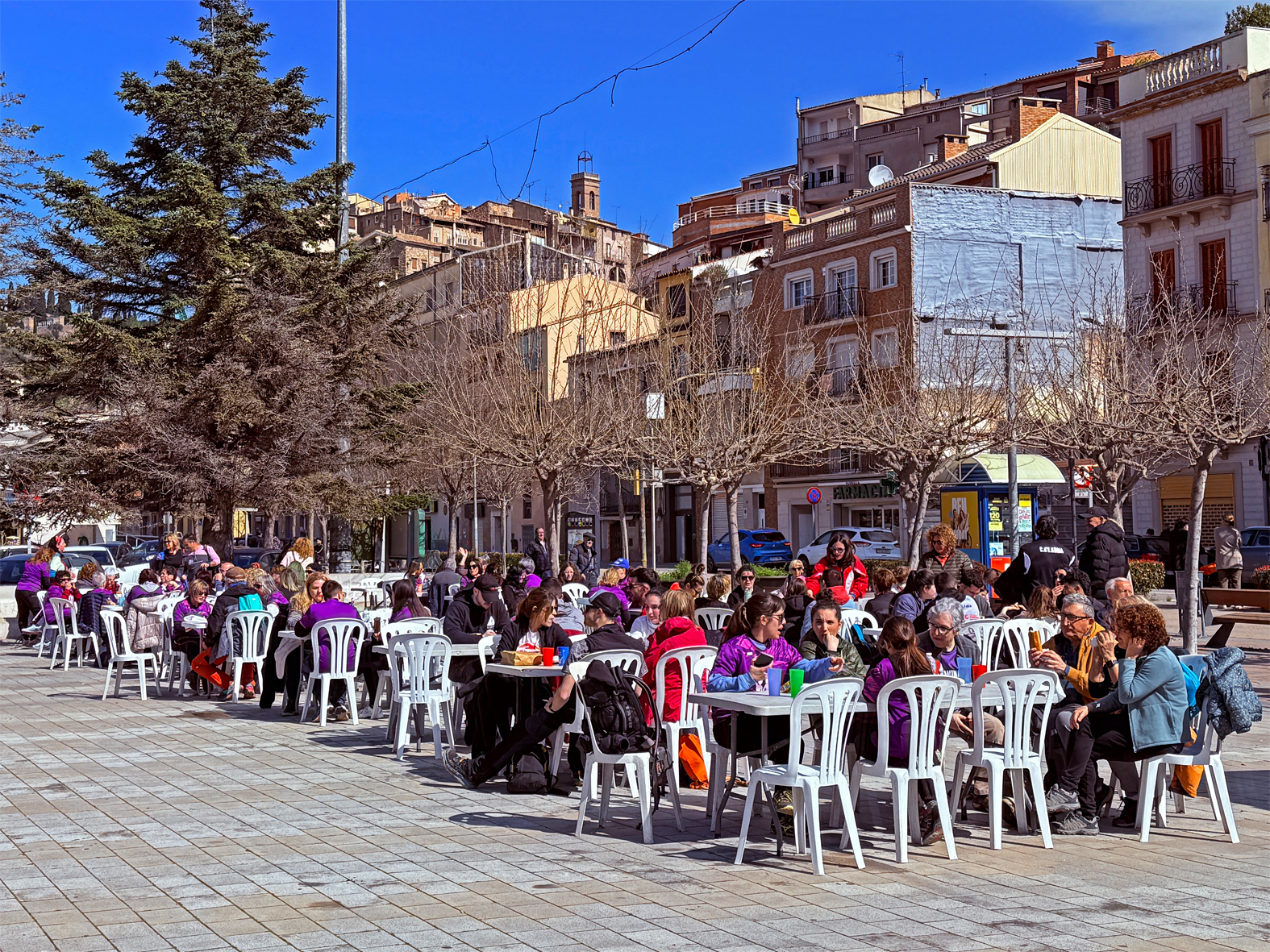 Esmorzar per a les persones participants en la 4a Caminada de la Dona a la plaÃ§a de Sant Joan, dins del programa del Dia Internacional de la Dona 2025 a SÃºria.