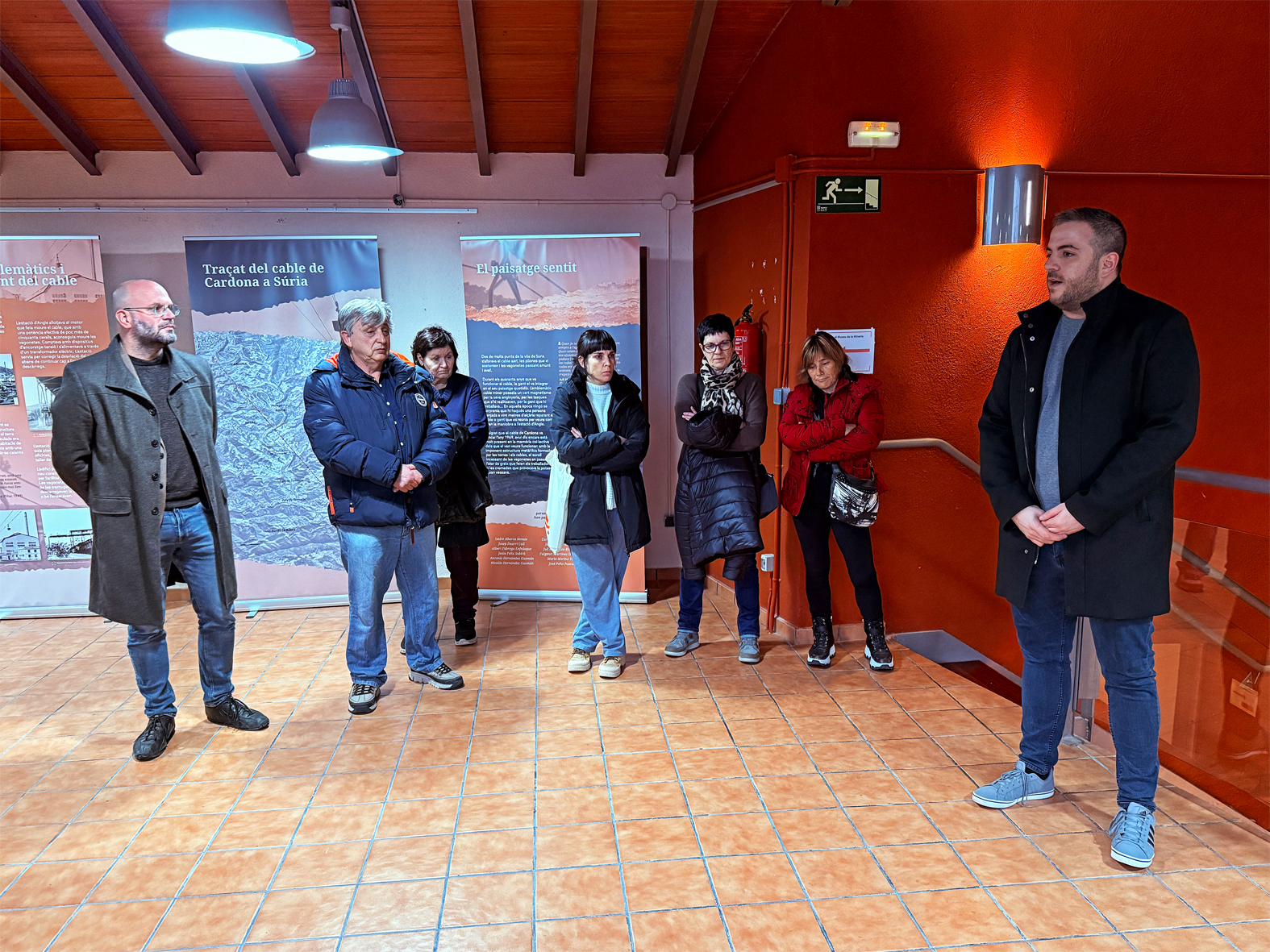 L'alcalde Albert Coberó parla durant la inauguració de l'exposició de fotografies històriques 'Mirades mineres' al centre d'interpretació del Museu de la Mineria de Súria.