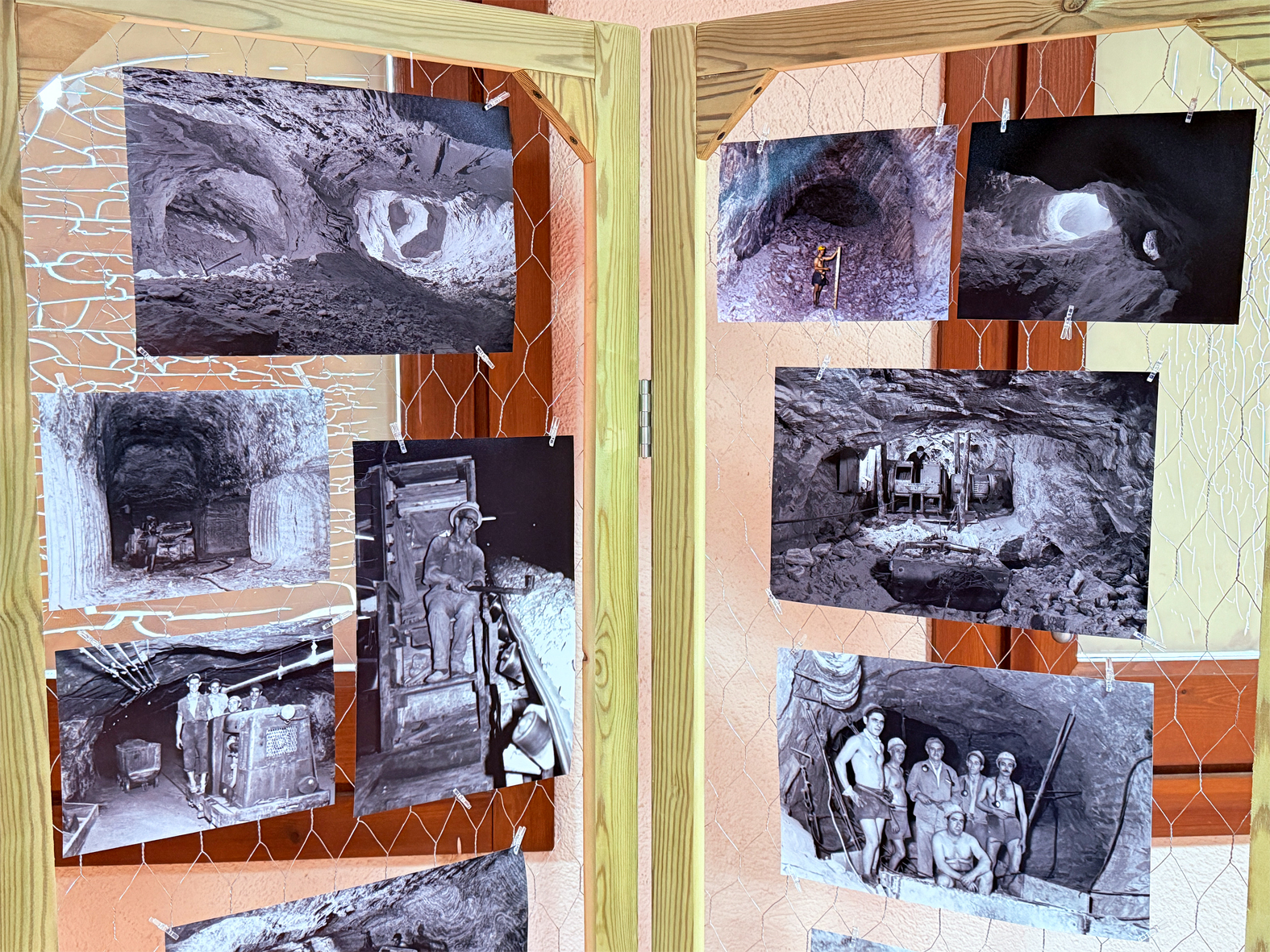 Plafó de l'exposició de fotografies històriques 'Mirades mineres' al centre d'interpretació del Museu de la Mineria de Súria.