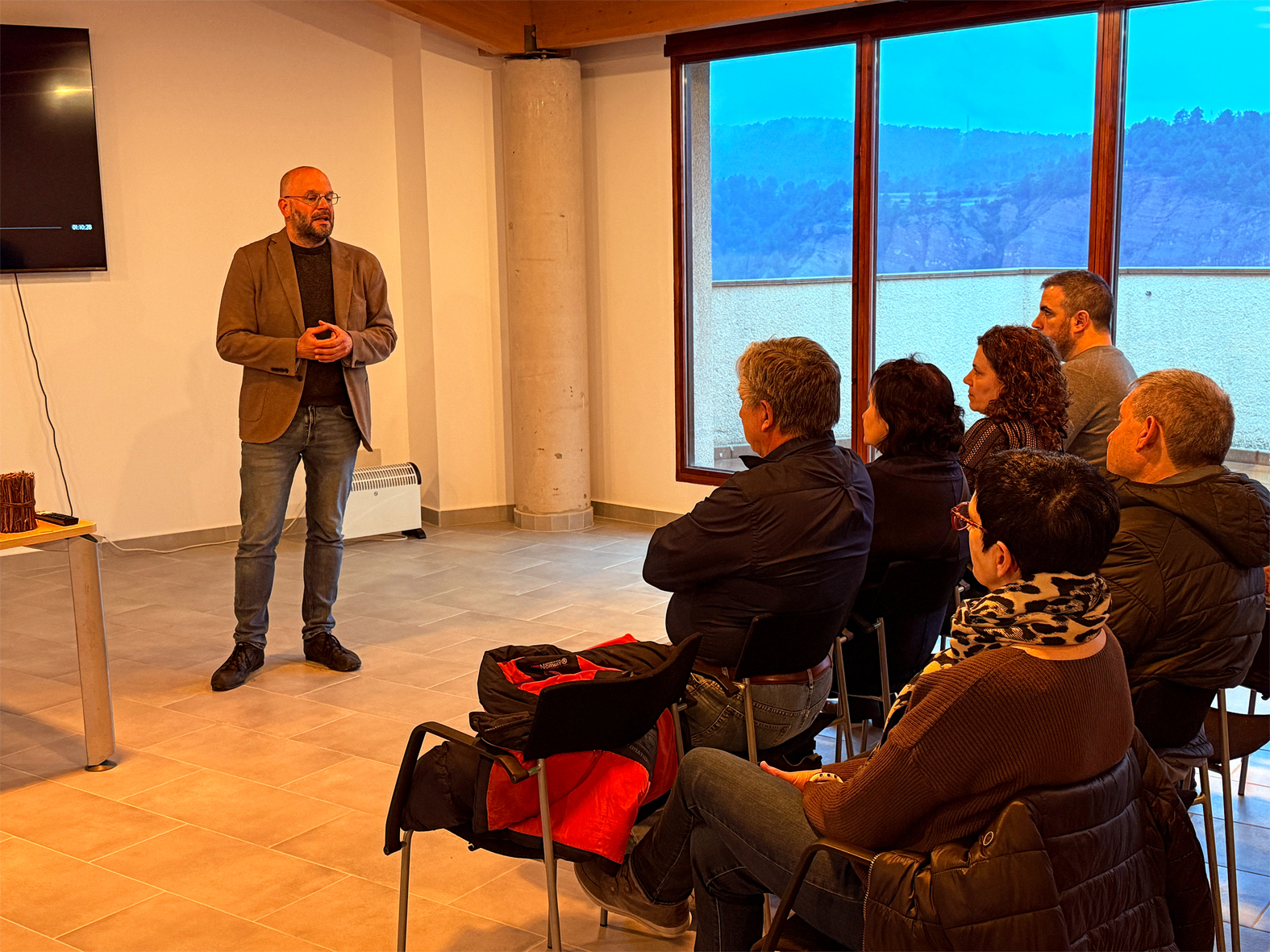 El director de la Fundació Cardona Històrica, Francesc Ponsa, presenta el documental 'Una vida sota terra' a la Sala del Portal, a l'edifici del Casinet.