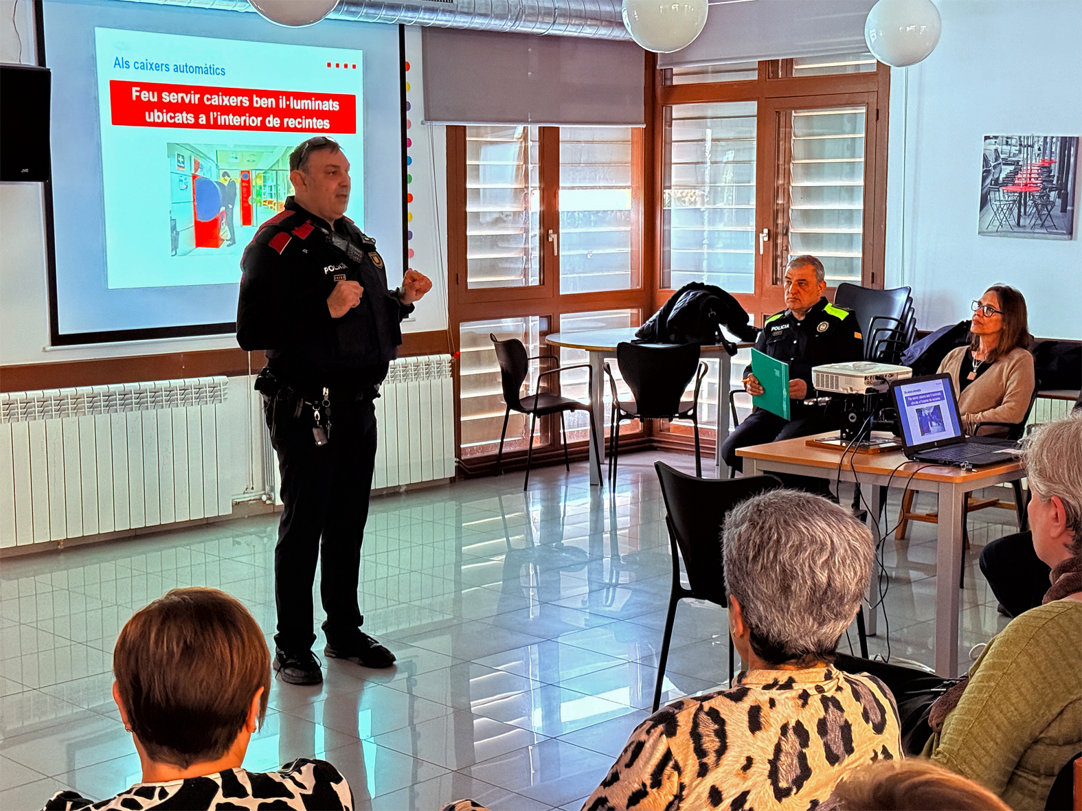Una xerrada de la 4a Escola de Salut ofereix recomanacions de seguretat per intentar prevenir estafes en diferents àmbits