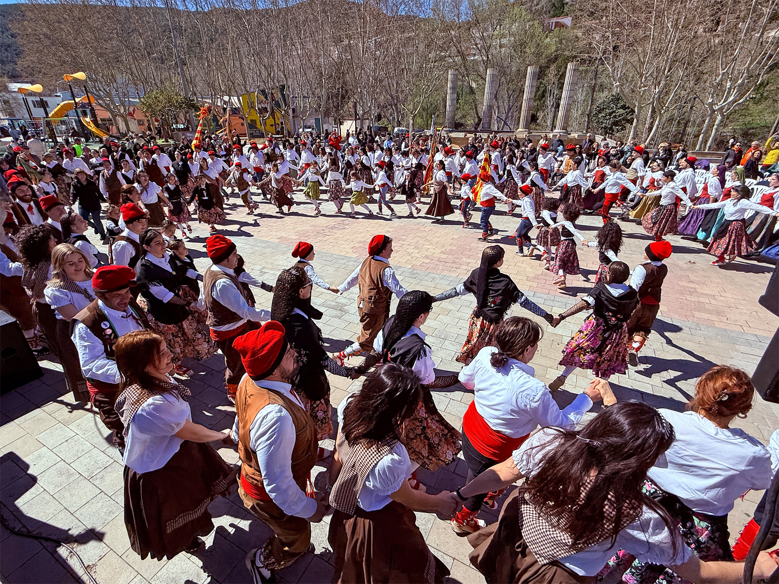 La tradició del Ball de Cascavells mostra la seva vitalitat a Súria en la 6a Trobada de colles de Catalunya