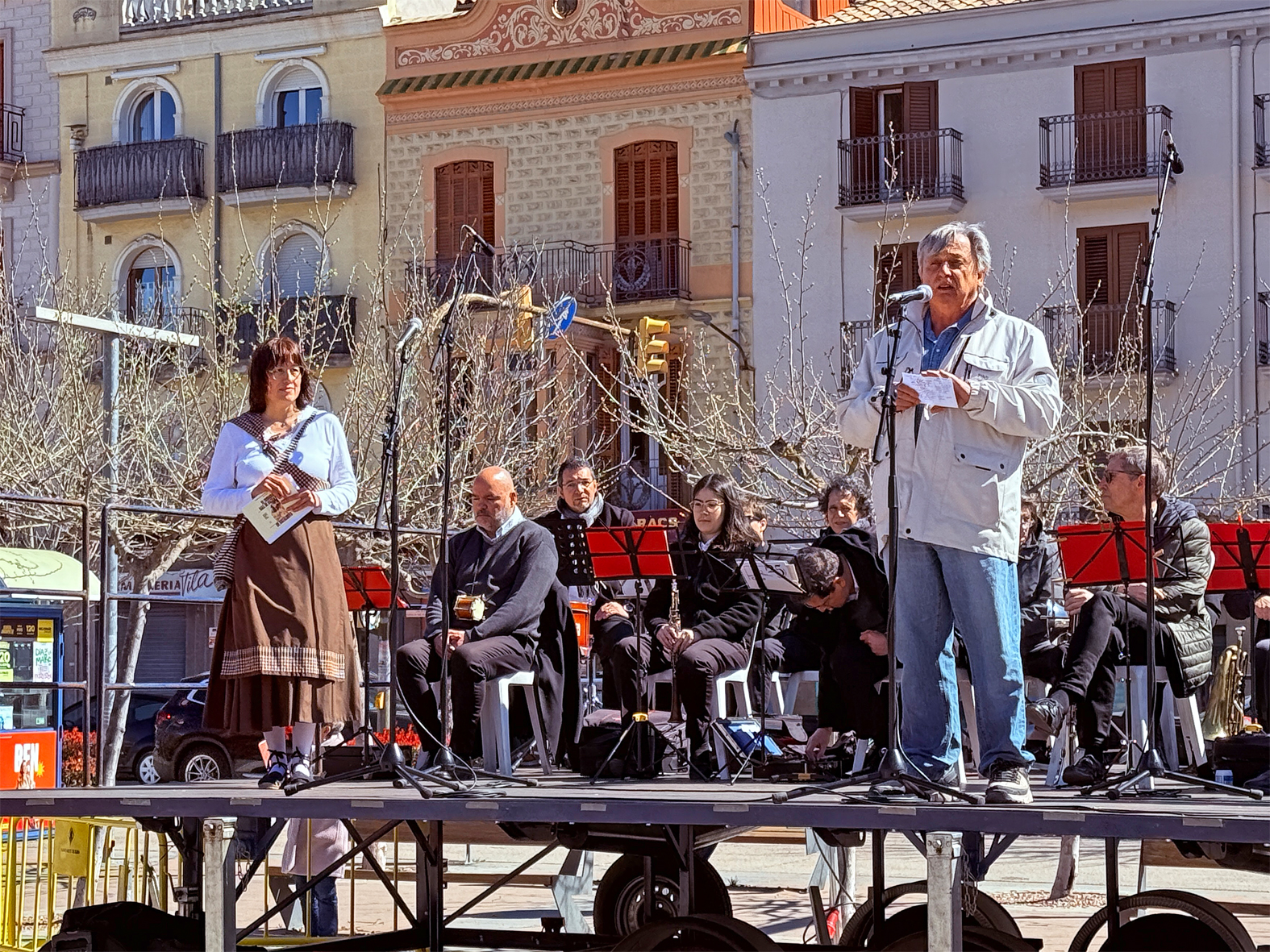 El regidor de Cultura, Albert Fàbrega, parla durant la 6a Trobada de Ball de Cascavells de Catalunya, a la plaça de Sant Joan.