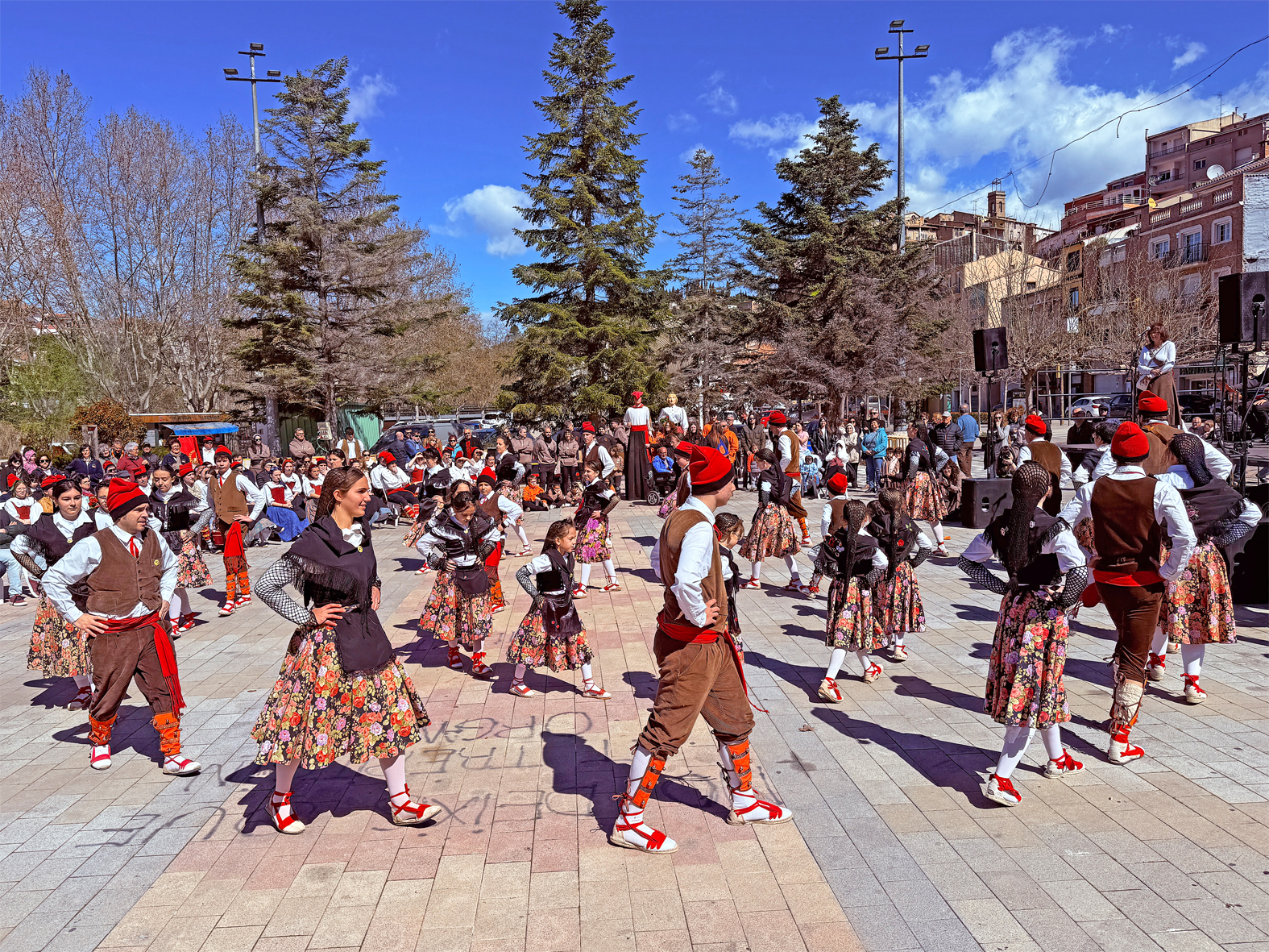 Actuació de la colla de Caramelles de Pagès de Cardona en la 6a Trobada de Ball de Cascavells de Catalunya, a la plaça de Sant Joan.