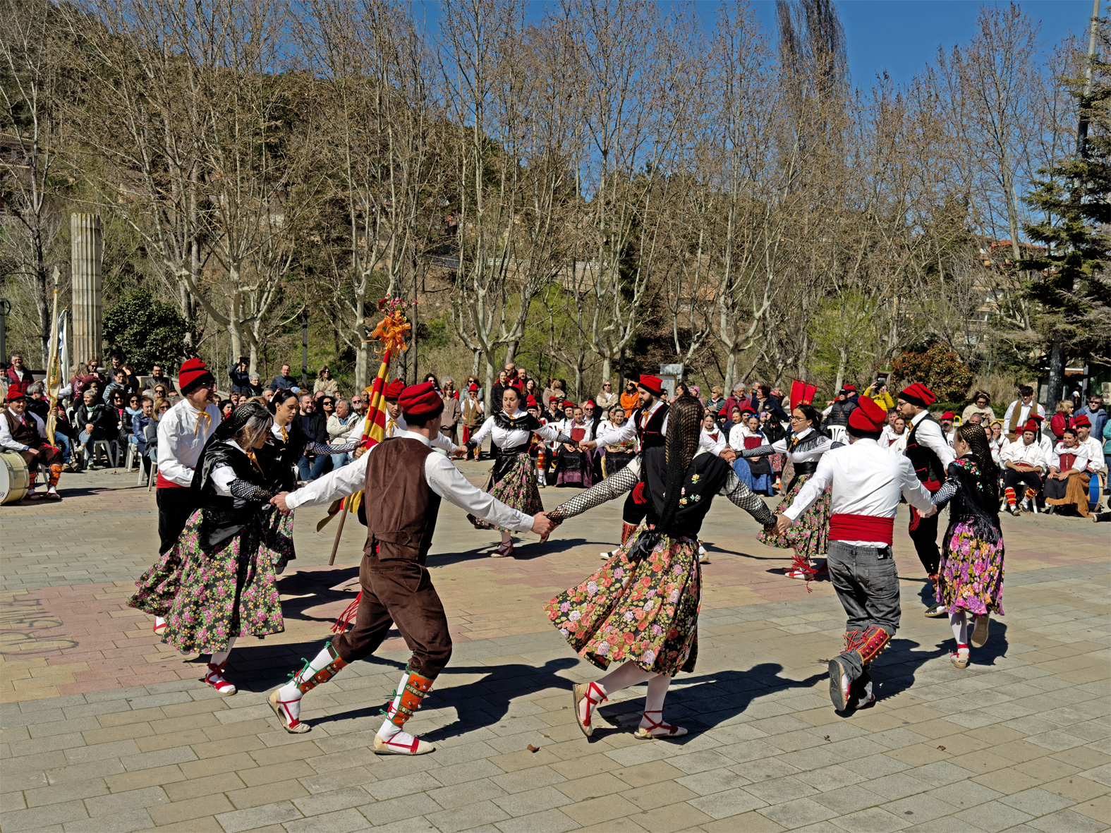 Actuació de la colla de Caramelles de Salo en la 6a Trobada de Ball de Cascavells de Catalunya, a la plaça de Sant Joan.