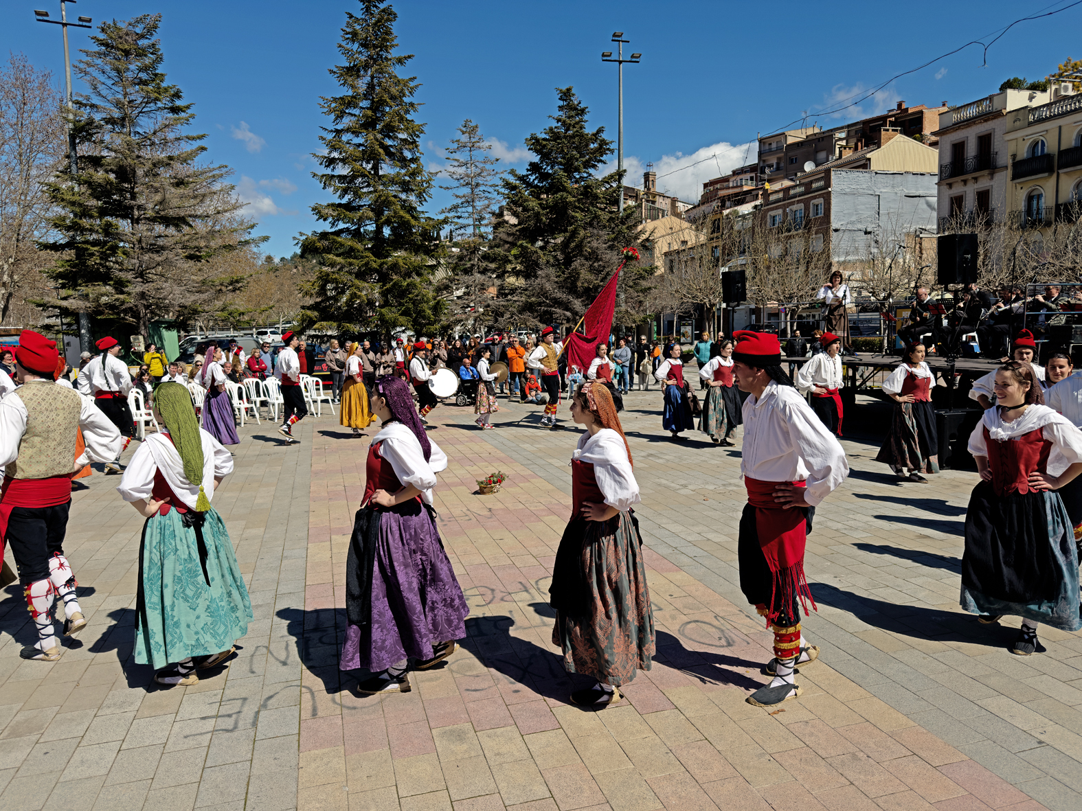Actuació de la colla de Caramelles d'Ardèvol en la 6a Trobada de Ball de Cascavells de Catalunya, a la plaça de Sant Joan.