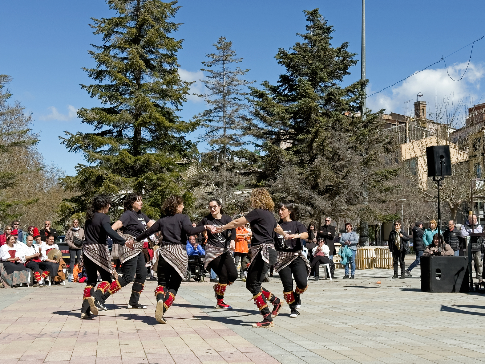 Actuació de la colla de Palà de Torroella en la 6a Trobada de Ball de Cascavells de Catalunya, a la plaça de Sant Joan.