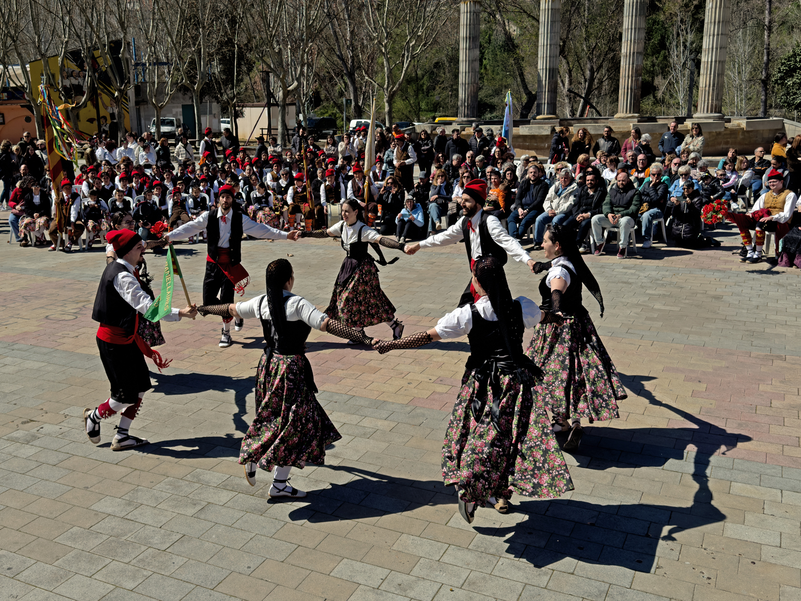 Actuació de la colla de Caramellaires de Fals en la 6a Trobada de Ball de Cascavells de Catalunya, a la plaça de Sant Joan.