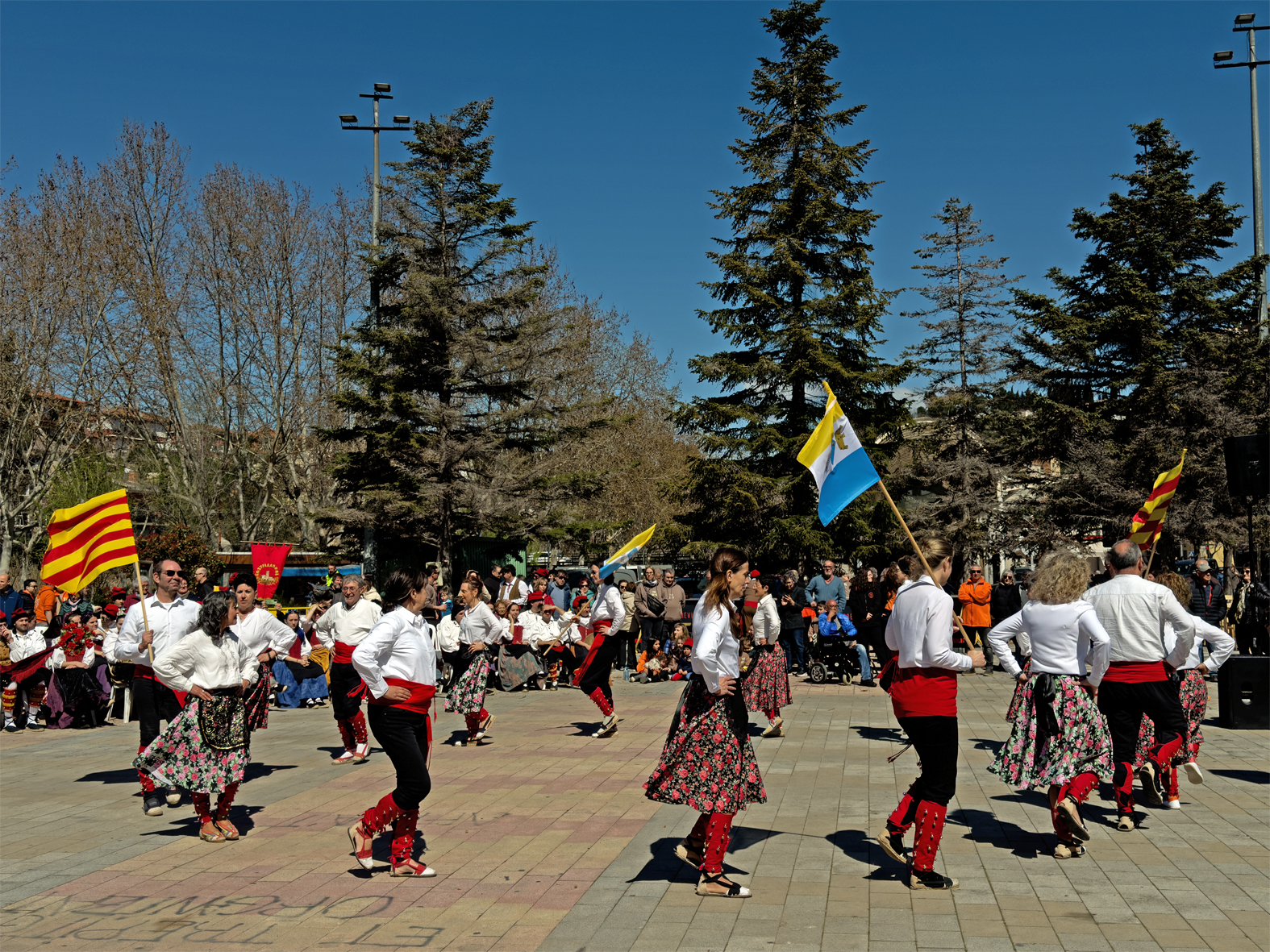 Actuació de la colla de Cascavells d'en Galí (Castellgalí) en la 6a Trobada de Ball de Cascavells de Catalunya, a la plaça de Sant Joan.