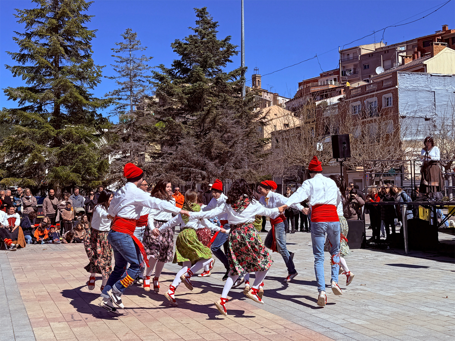 Actuació de la colla de Caramelles de Viver i Serrateix en la 6a Trobada de Ball de Cascavells de Catalunya, a la plaça de Sant Joan.