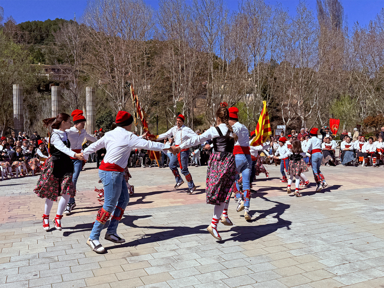 Actuació de la colla de Caramelles de Castelladral en la 6a Trobada de Ball de Cascavells de Catalunya, a la plaça de Sant Joan.