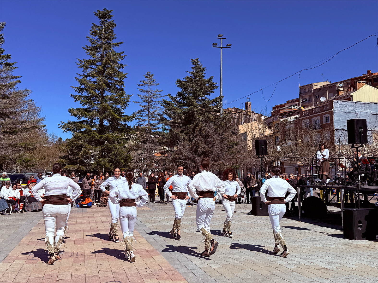 Actuació de la colla de Cascavells de Gironella en la 6a Trobada de Ball de Cascavells de Catalunya, a la plaça de Sant Joan.