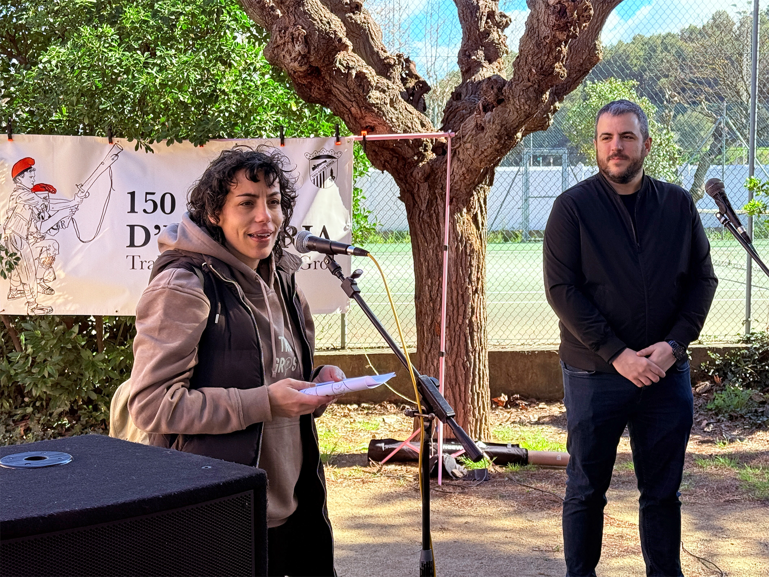 La presidenta del Tro Gros, Laura Juncadella, dona la benvinguda a les colles participants en la 6a Trobada de Ball de Cascavells de Catalunya, al Parc Municipal Macary i Viader.