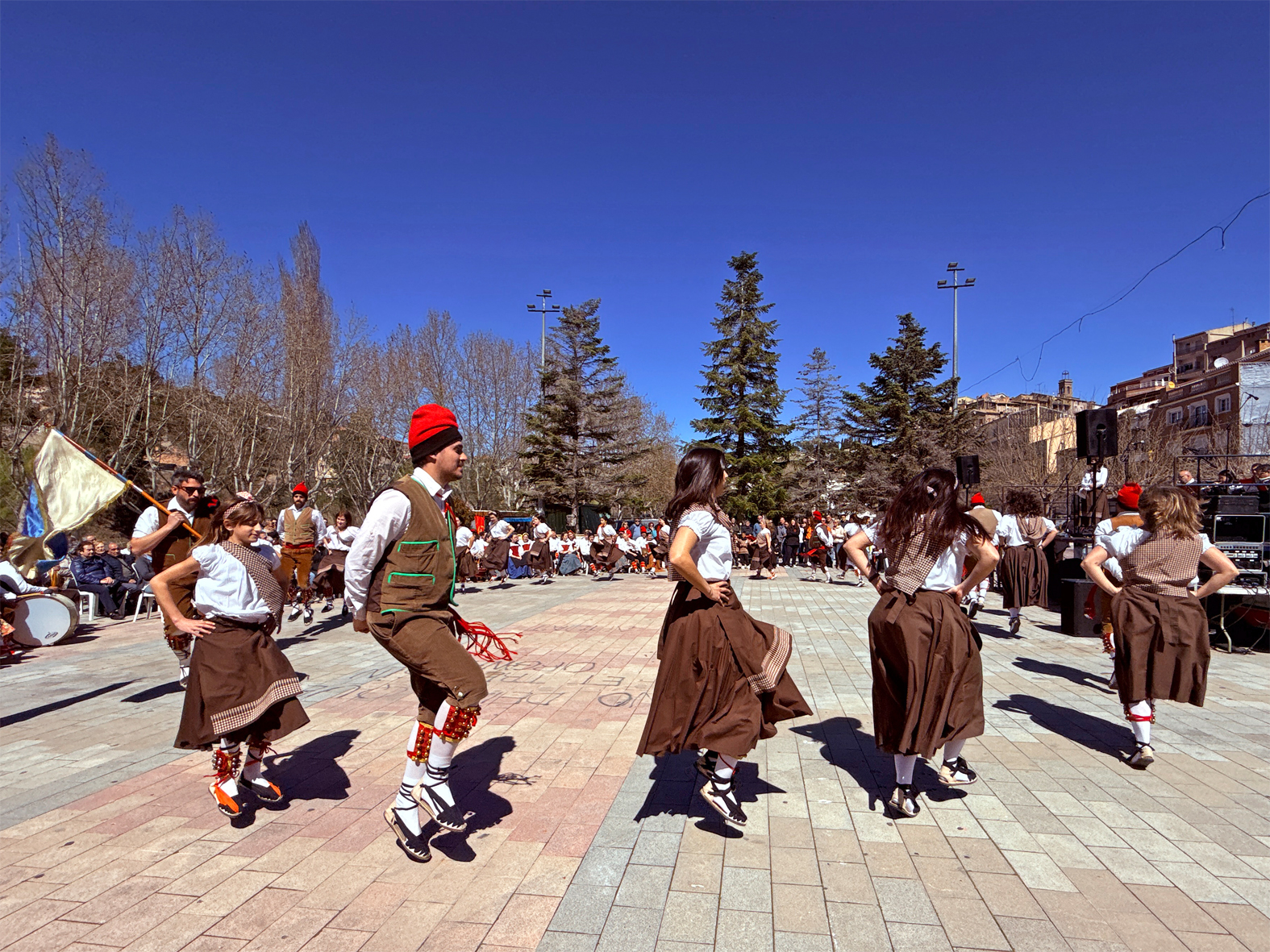 Actuació de la colla del Tro Gros de Súria en la 6a Trobada de Ball de Cascavells de Catalunya, a la plaça de Sant Joan.