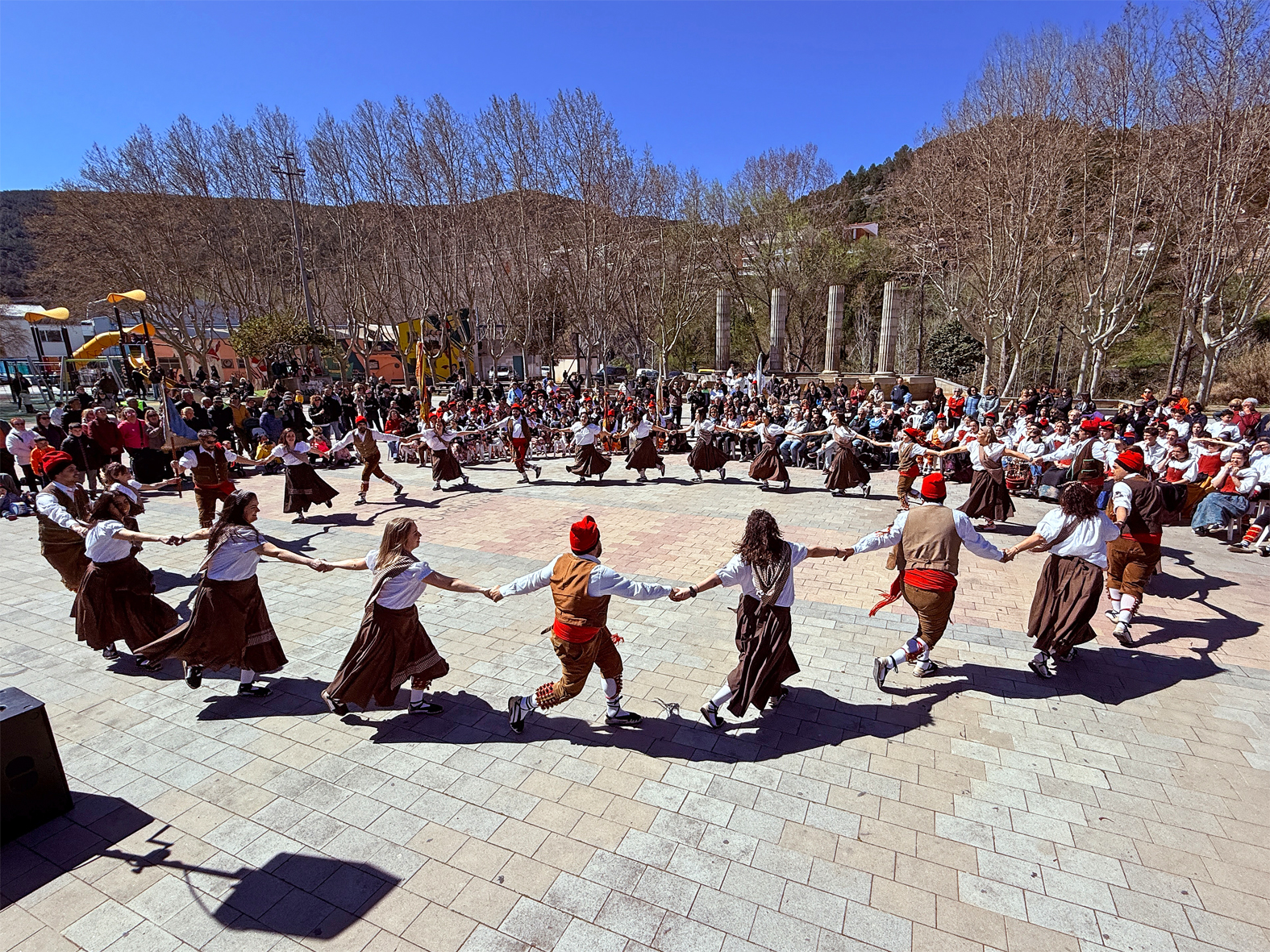 Actuació de la colla del Tro Gros de Súria en la 6a Trobada de Ball de Cascavells de Catalunya, a la plaça de Sant Joan.