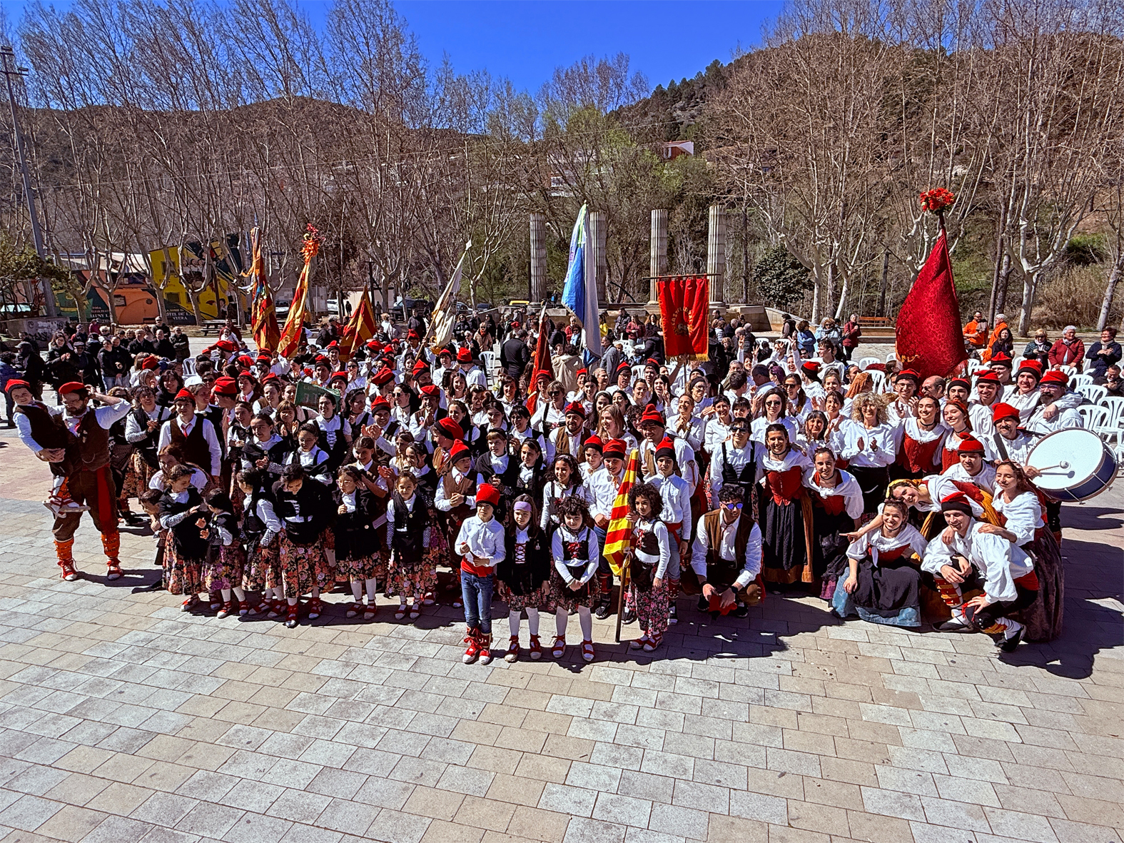Foto de grup de les colles participants en la 6a Trobada de Ball de Cascavells de Catalunya, a la plaça de Sant Joan.