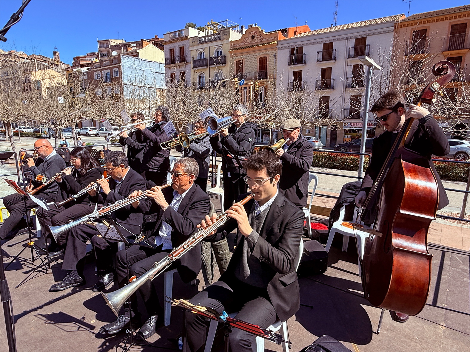 Interpretació de la Cobla Súria durant la 6a Trobada de Ball de Cascavells de Catalunya, a la plaça de Sant Joan.