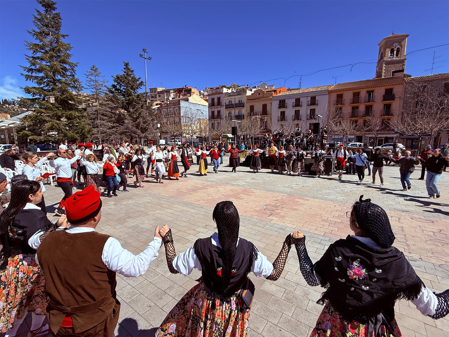 Ballada de sardanes en la cloenda de la 6a Trobada de Ball de Cascavells de Catalunya, a la plaça de Sant Joan.