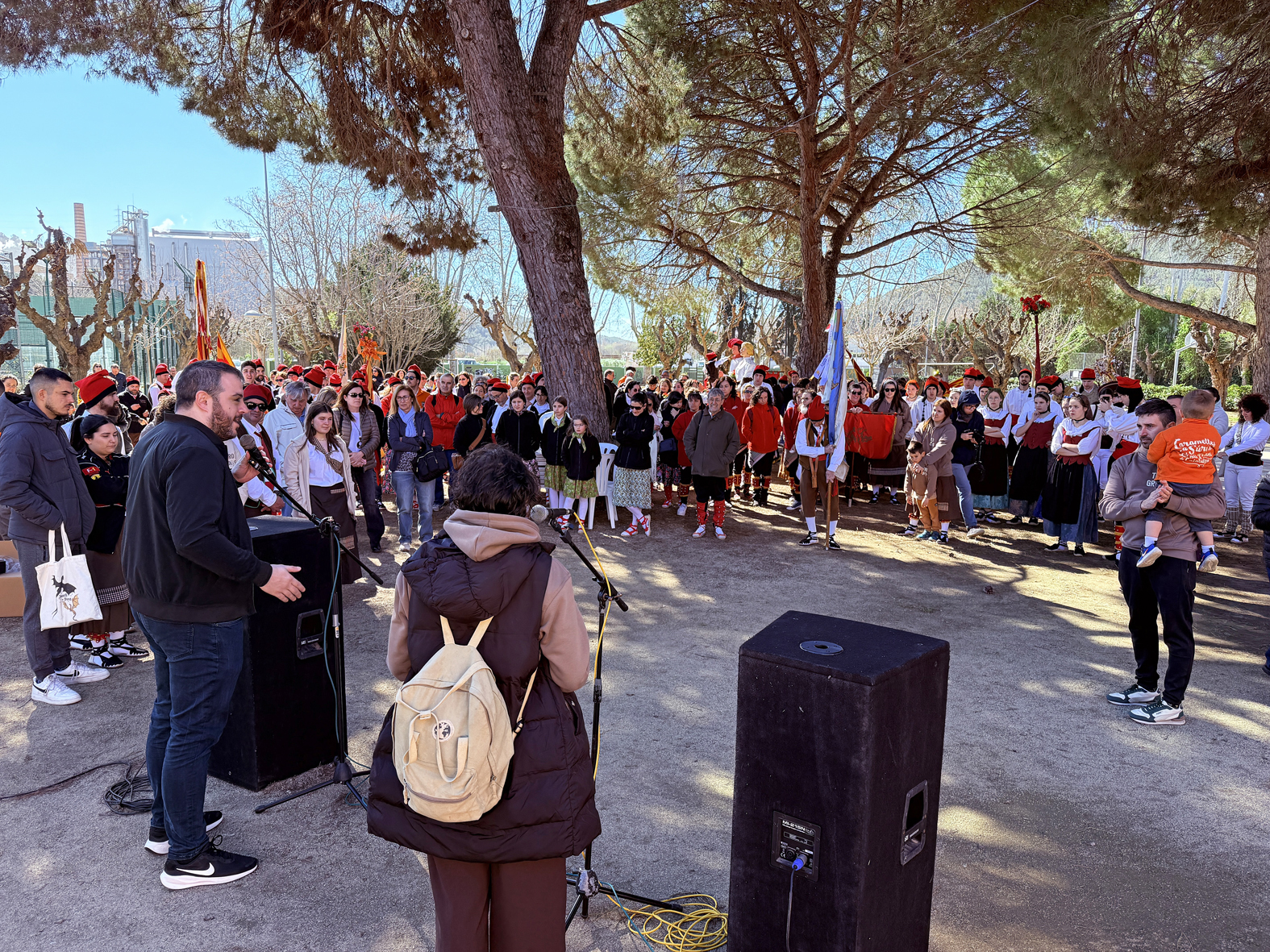 L'alcalde Albert Coberó s'adreça a les colles participants en la 6a Trobada de Ball de Cascavells de Catalunya, al Parc Municipal Macary i Viader.