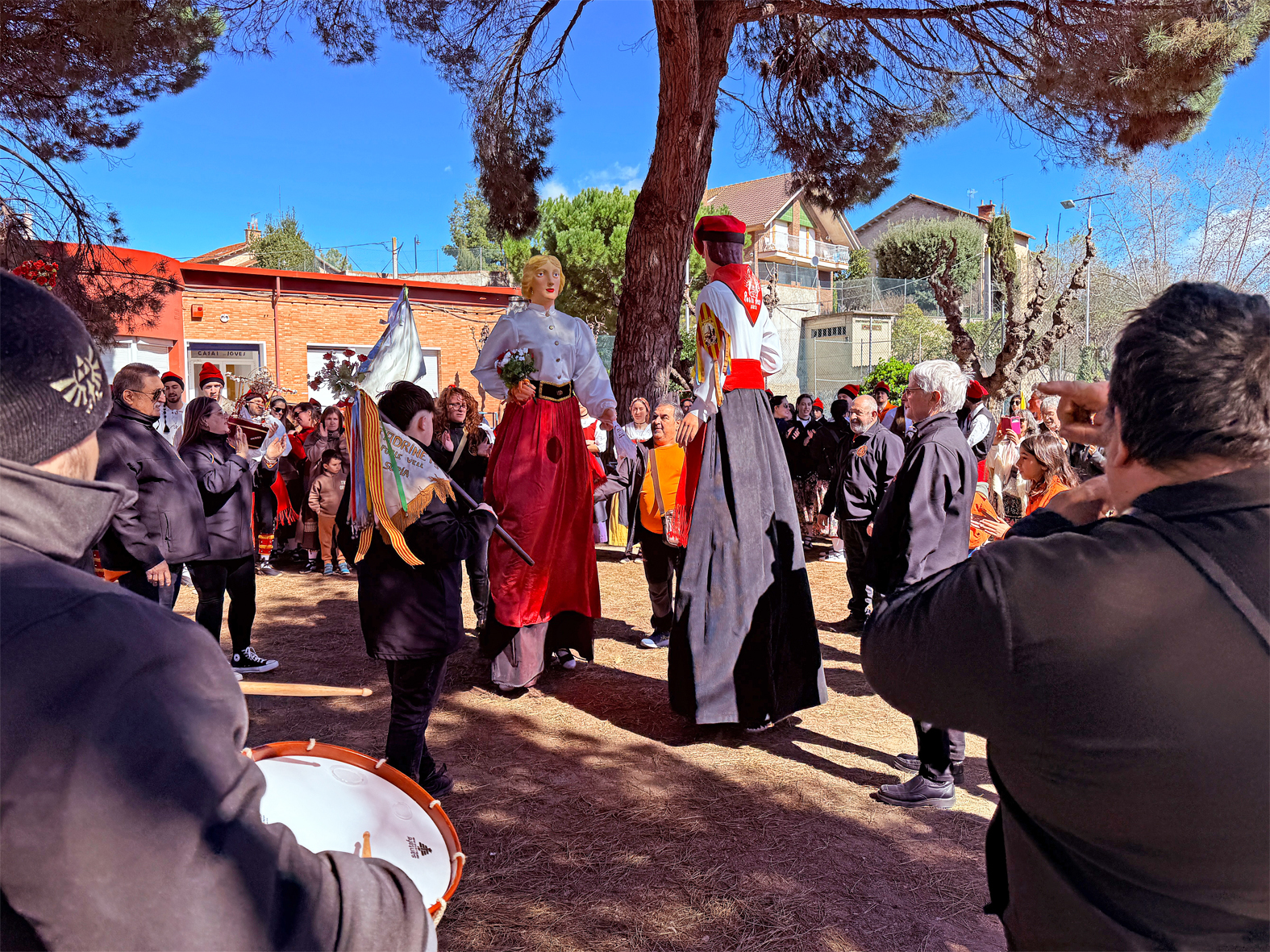 Actuació dels Geganters i Grallers del Poble Vell en l'inici de la 6a Trobada de Ball de Cascavells de Catalunya, al Parc Municipal Macary i Viader.