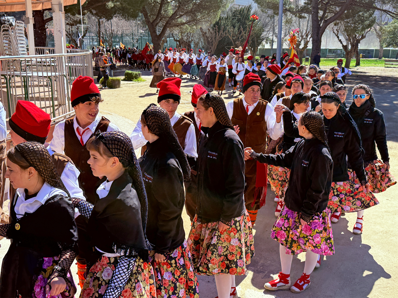 Sortida de la cercavila de colles participants en la 6a Trobada de Ball de Cascavells de Catalunya, al Parc Municipal Macary i Viader.