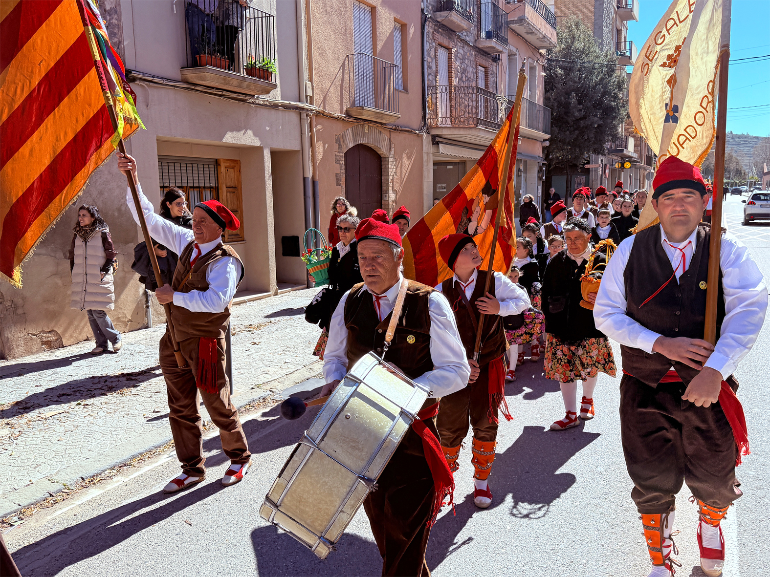 Cercavila de colles participants en la 6a Trobada de Ball de Cascavells de Catalunya, al seu pas pel centre urbà.