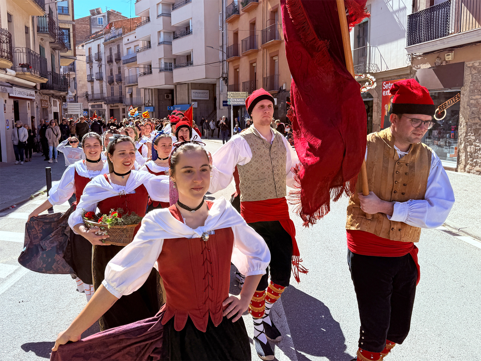 Cercavila de colles participants en la 6a Trobada de Ball de Cascavells de Catalunya, al seu pas pel centre urbà.