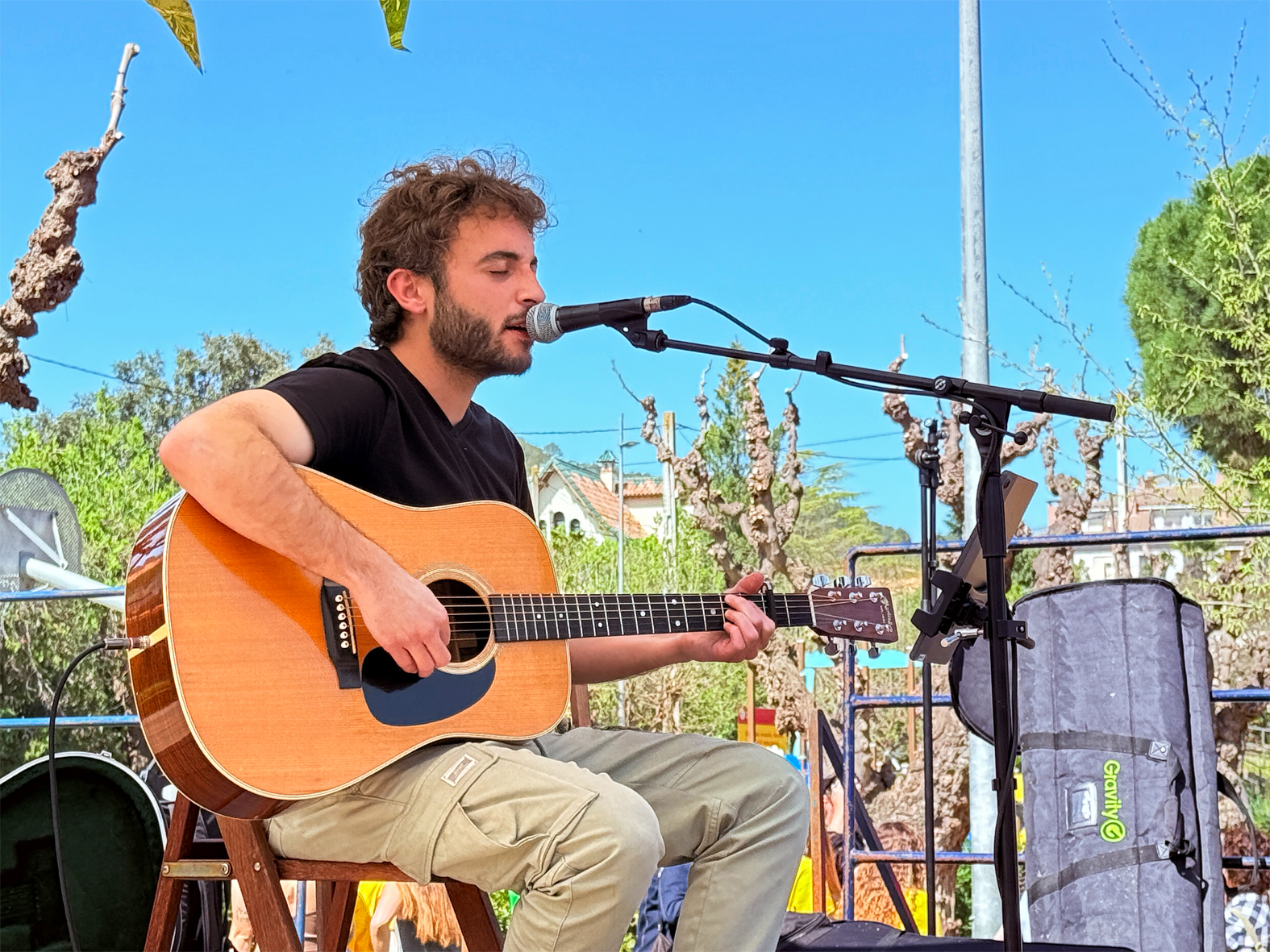 ActuaciÃ³ de Marc River en el Vermut Caramellaire, celebrat al Parc Municipal Macary i Viader.