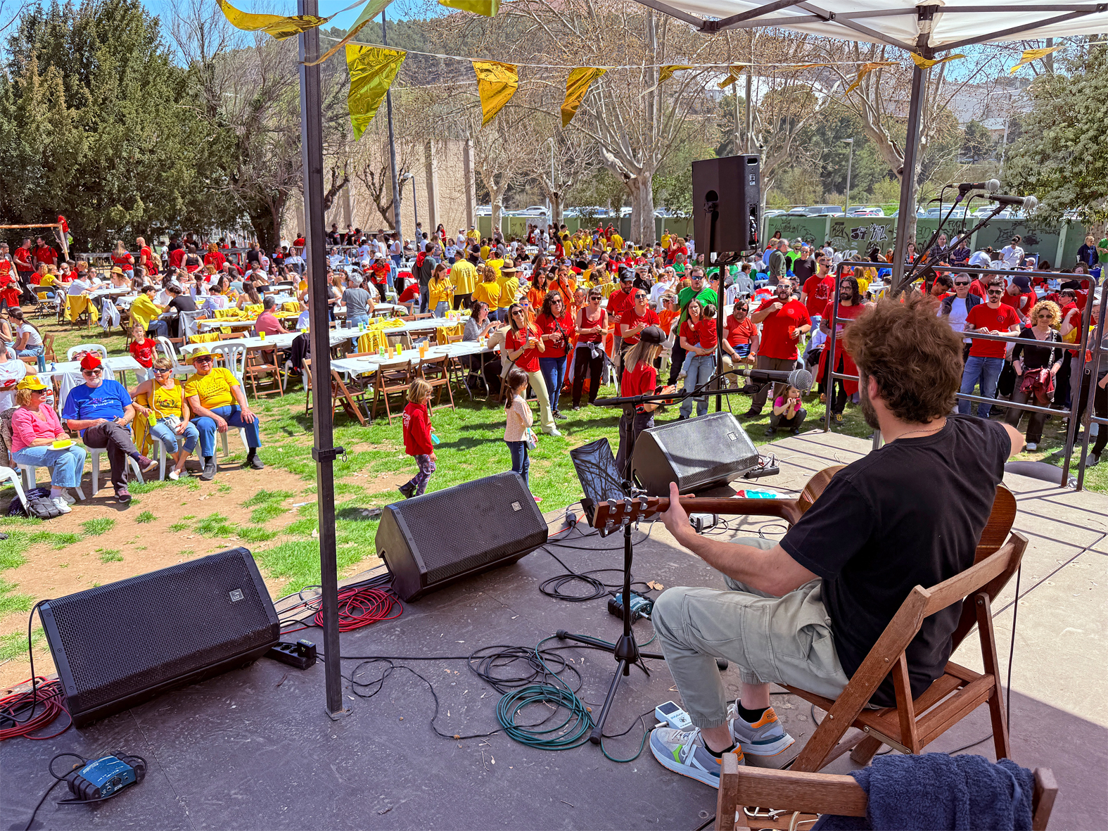 ActuaciÃ³ de Marc River en el Vermut Caramellaire, celebrat al Parc Municipal Macary i Viader.