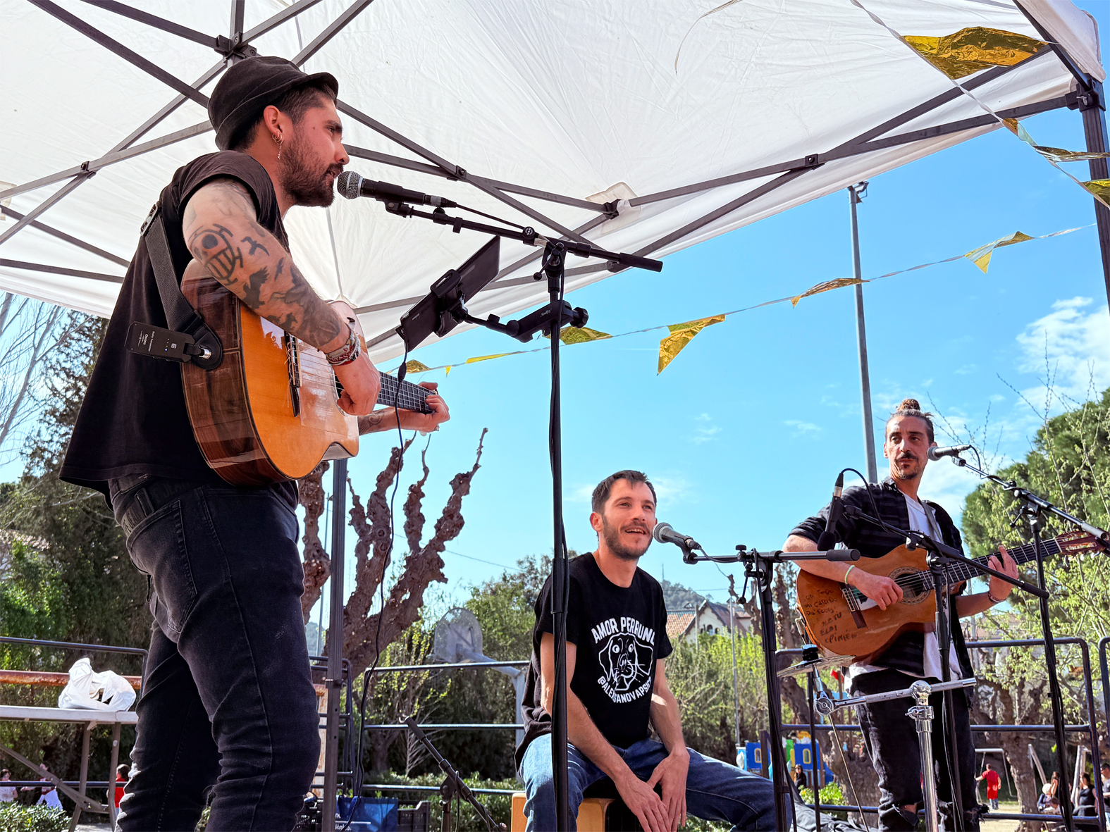 ActuaciÃ³ dâ€™Arreplegats (Quinto Carajillo) en el Vermut Caramellaire, celebrat al Parc Municipal Macary i Viader.
