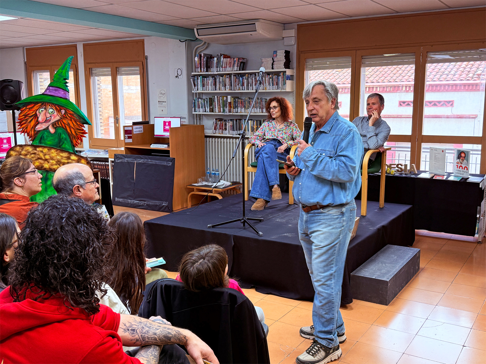 El regidor de Cultura, Albert FÃ brega, parla durant lâ€™acte de presentaciÃ³ del llibre 'La bruixa Pampanes' de Joan Ros i Roser Rojas a la Biblioteca PÃºblica, dins del cicle 'Per Sant Jordi, llibres de casa'.