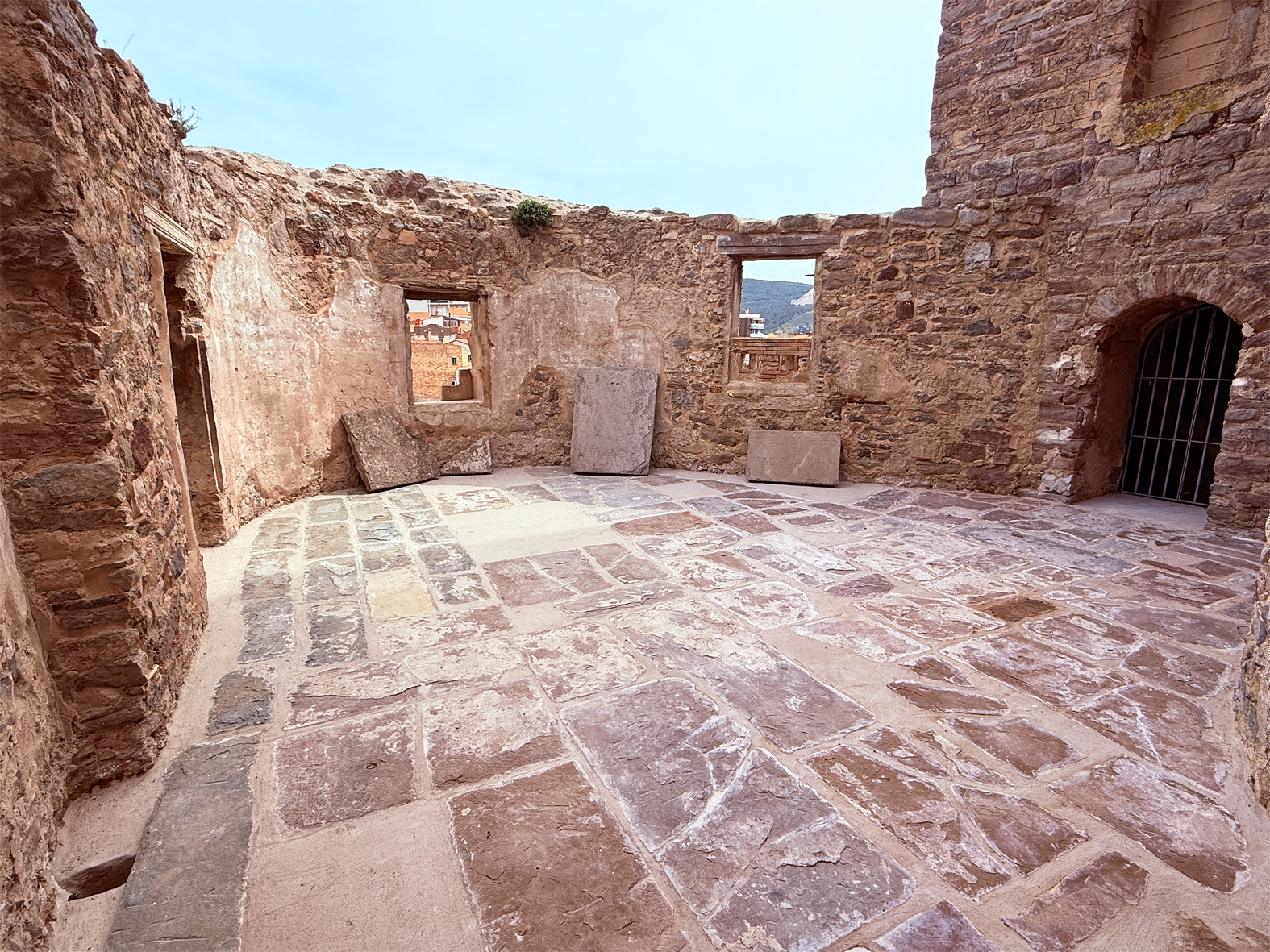 La restauració de les façanes del Castell i el sobreabsis de l'Església del Roser treu a la llum interessants troballes patrimonials