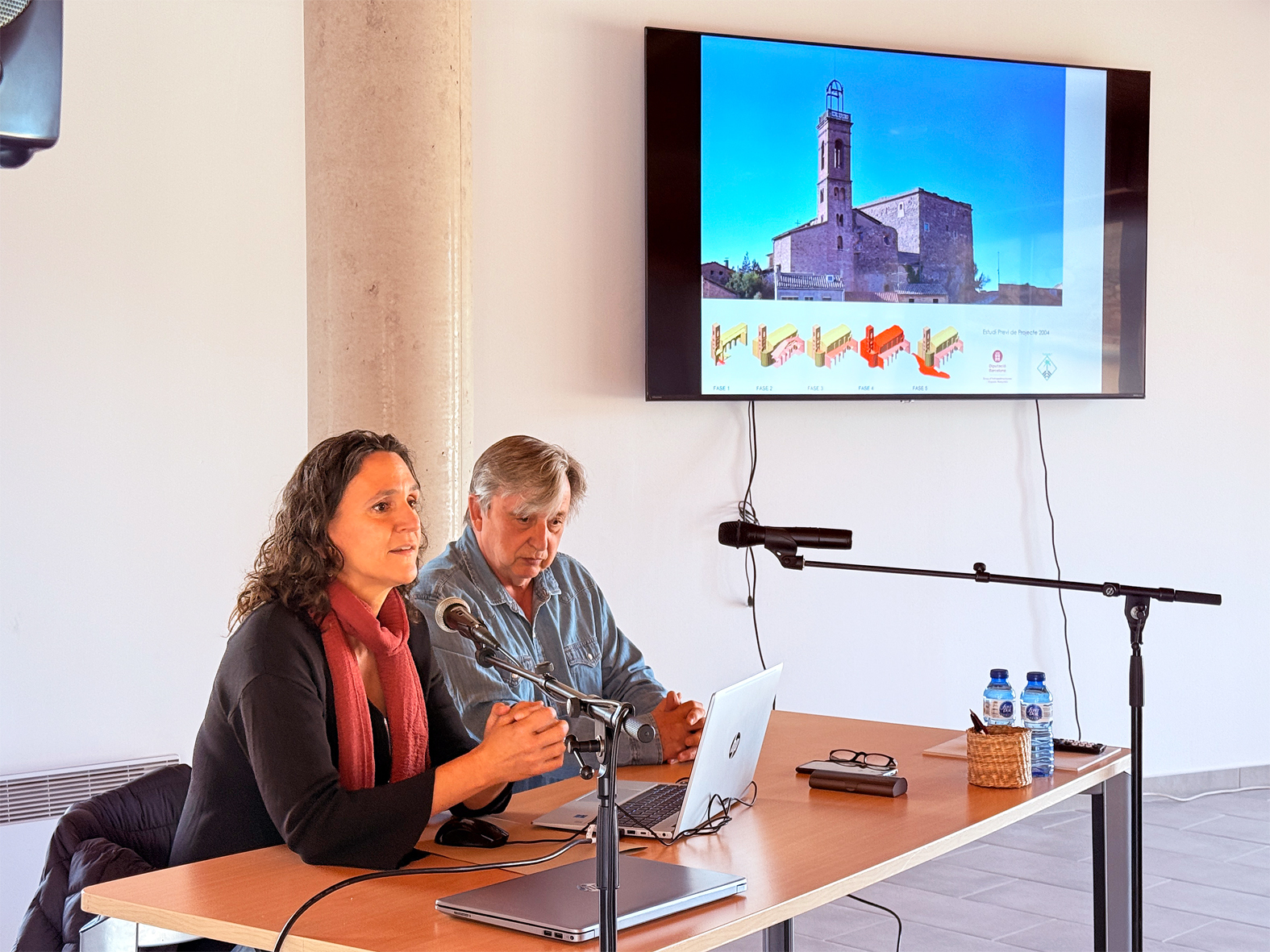 L'arquitecta Clàudia Sanmartí parla durant la xerrada 'Noves visions prop del Castell de Súria', a la Sala del Portal de Can Sivila del Lloc (El Casinet), al costat del regidor de Cultura, Albert Fàbrega