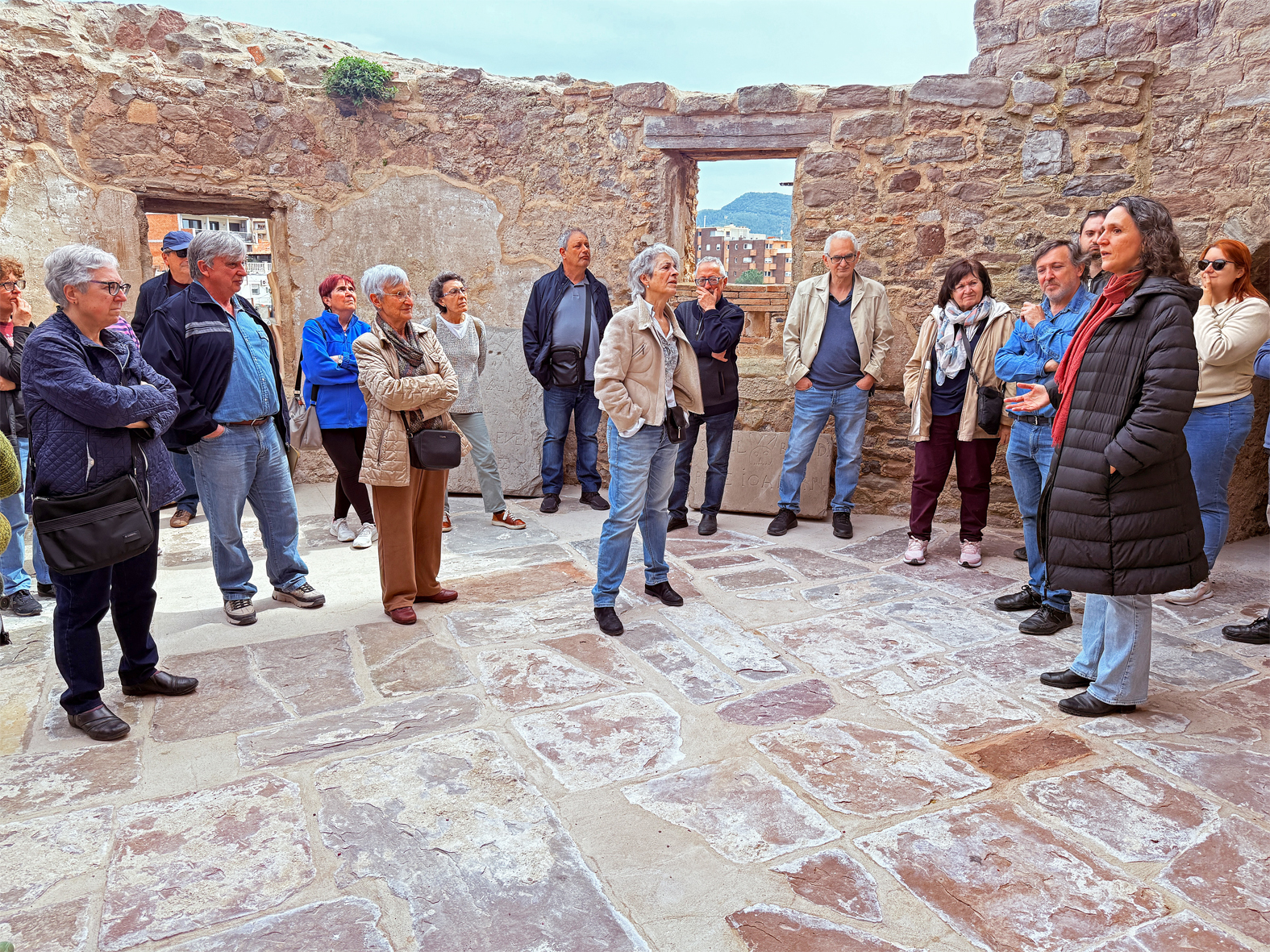 L'arquitecte Clàudia Sanmartí parla en l'espai del sobreabsis de l'Església del Roser, durant la visita guiada posterior a la xerrada 'Noves visions prop del Castell de Súria'.