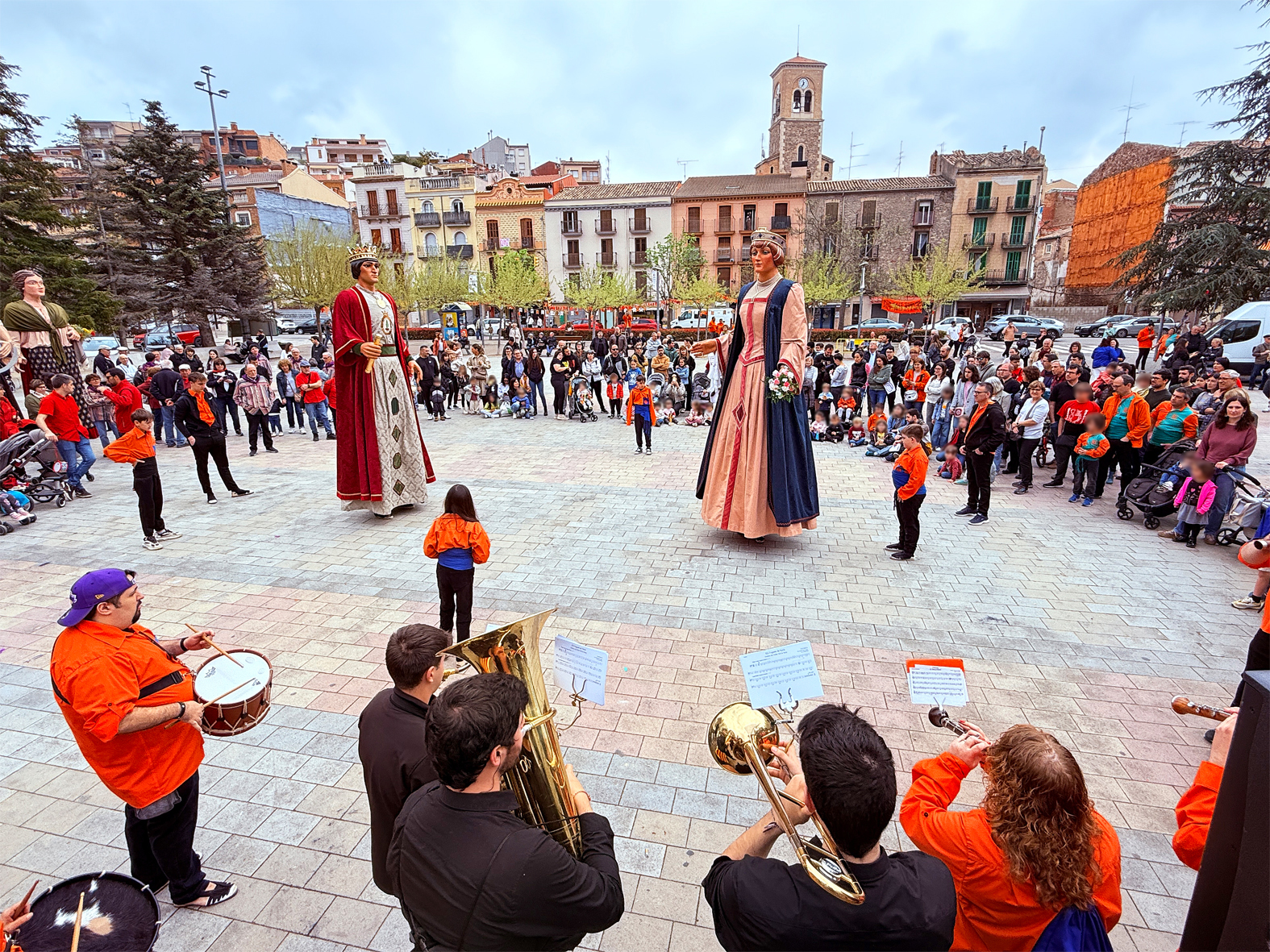 Mostra de balls de la 15a Trobada Gegantera amb la colla de Geganters i Grallers del Poble Vell a la plaça de Sant Joan, dins de la Fira de Rams de Súria.