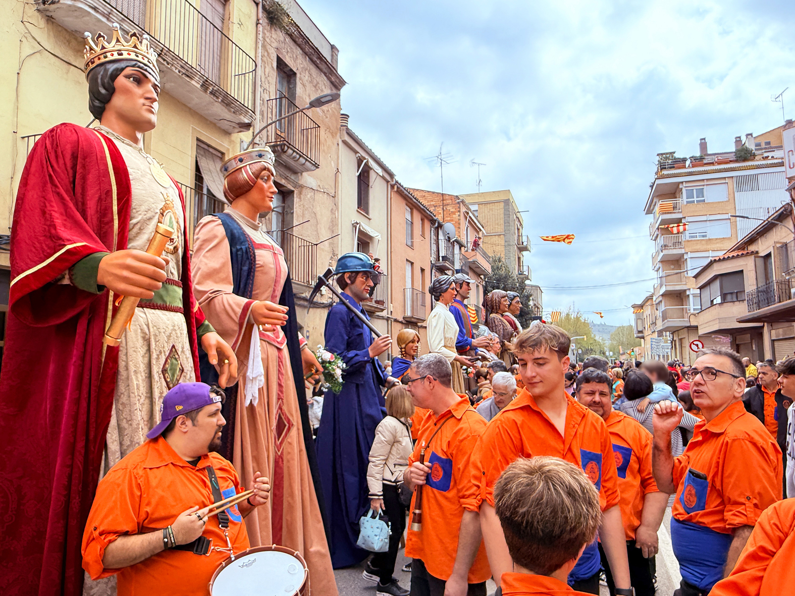 Aturada de les colles participants en la 15a Trobada Gegantera, dins de la Fira de Rams de Súria.