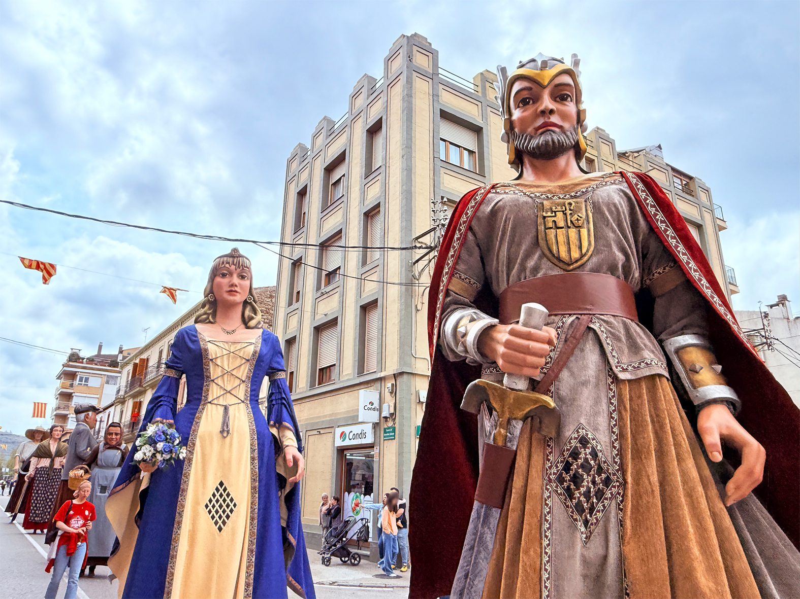 La colla d'Artés durant la cercavila de la 15a Trobada Gegantera, dins de la Fira de Rams de Súria.