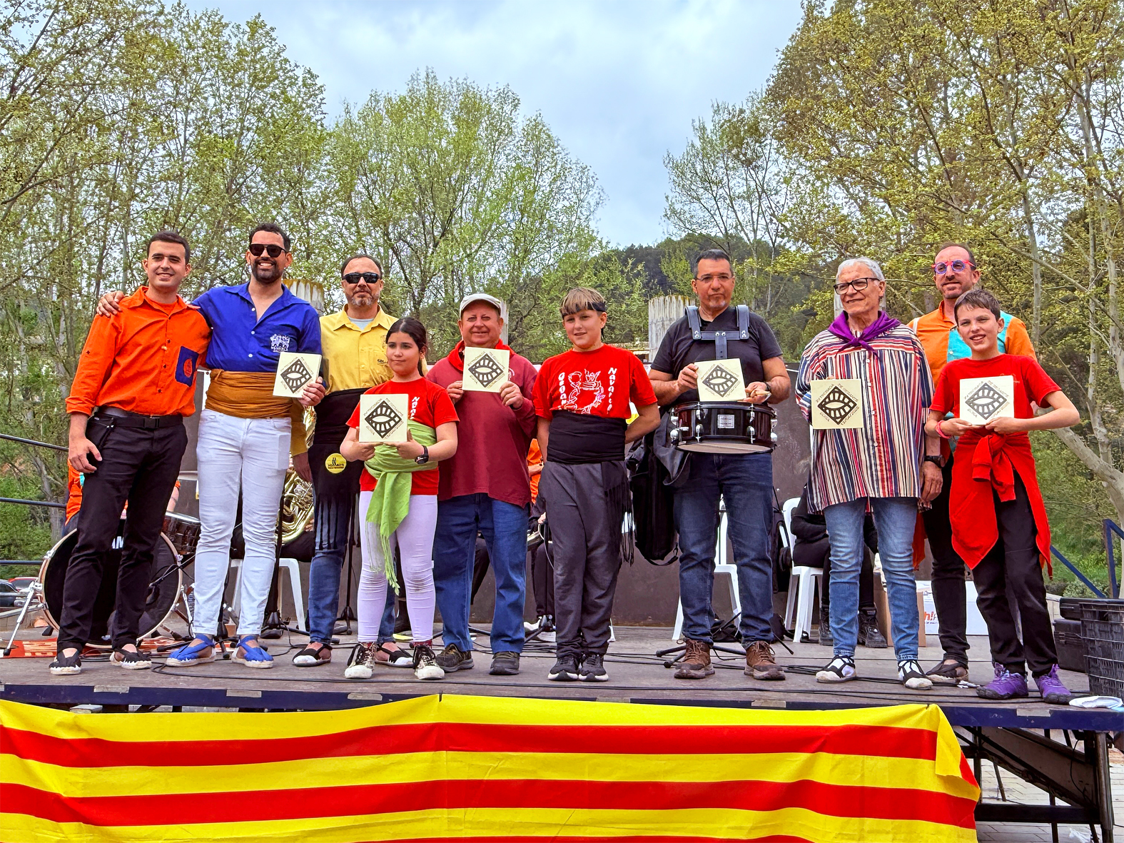 Representants de les colles participants, amb el record de la 15a Trobada Gegantera, dins de la Fira de Rams de Súria.