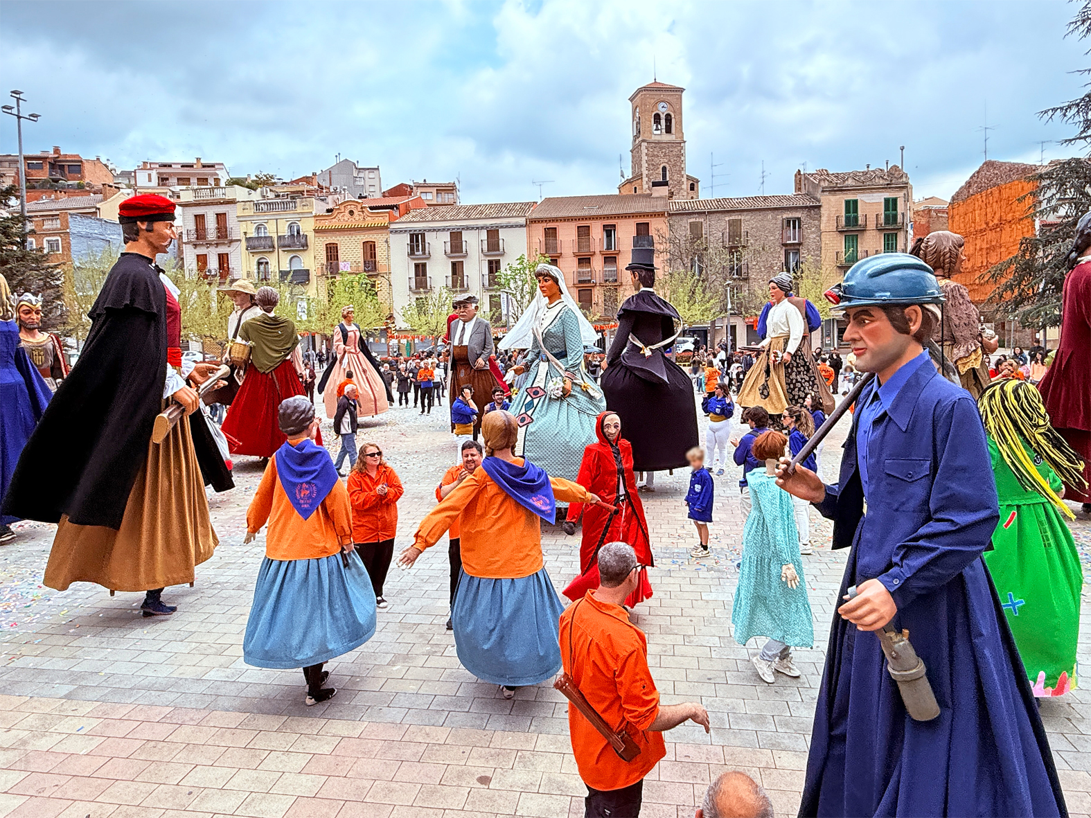 Ballada final de les colles participants en la 15a Trobada Gegantera a la plaça de Sant Joan, dins de la Fira de Rams de Súria.
