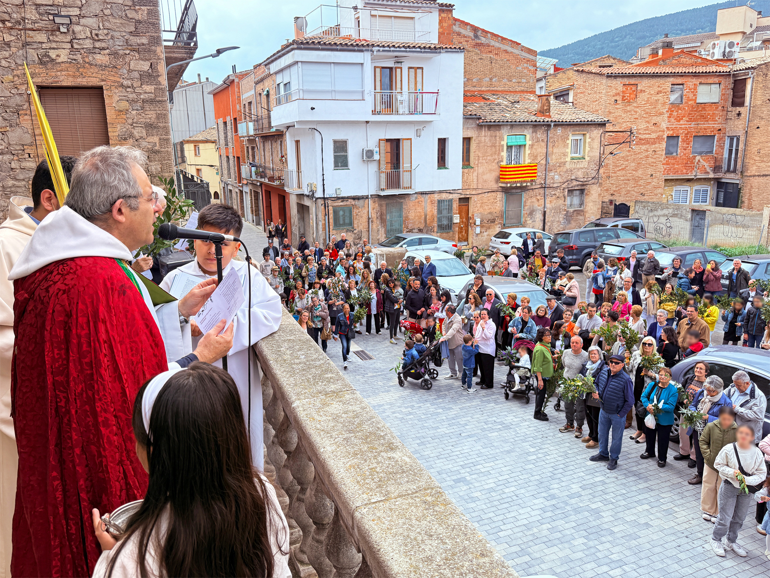 Benedicció de Rams al davant de l'Església Parroquial de Sant Cristòfol, dins de la Fira de Rams de Súria.