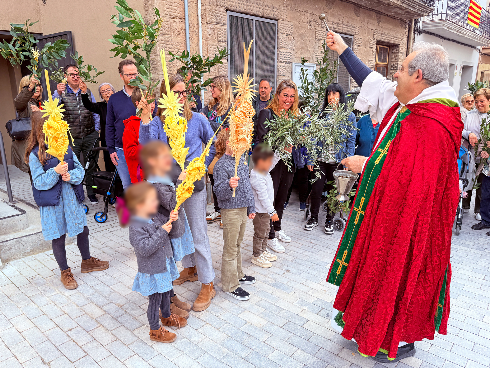 Benedicció de Rams al davant de l'Església Parroquial de Sant Cristòfol, dins de la Fira de Rams de Súria.