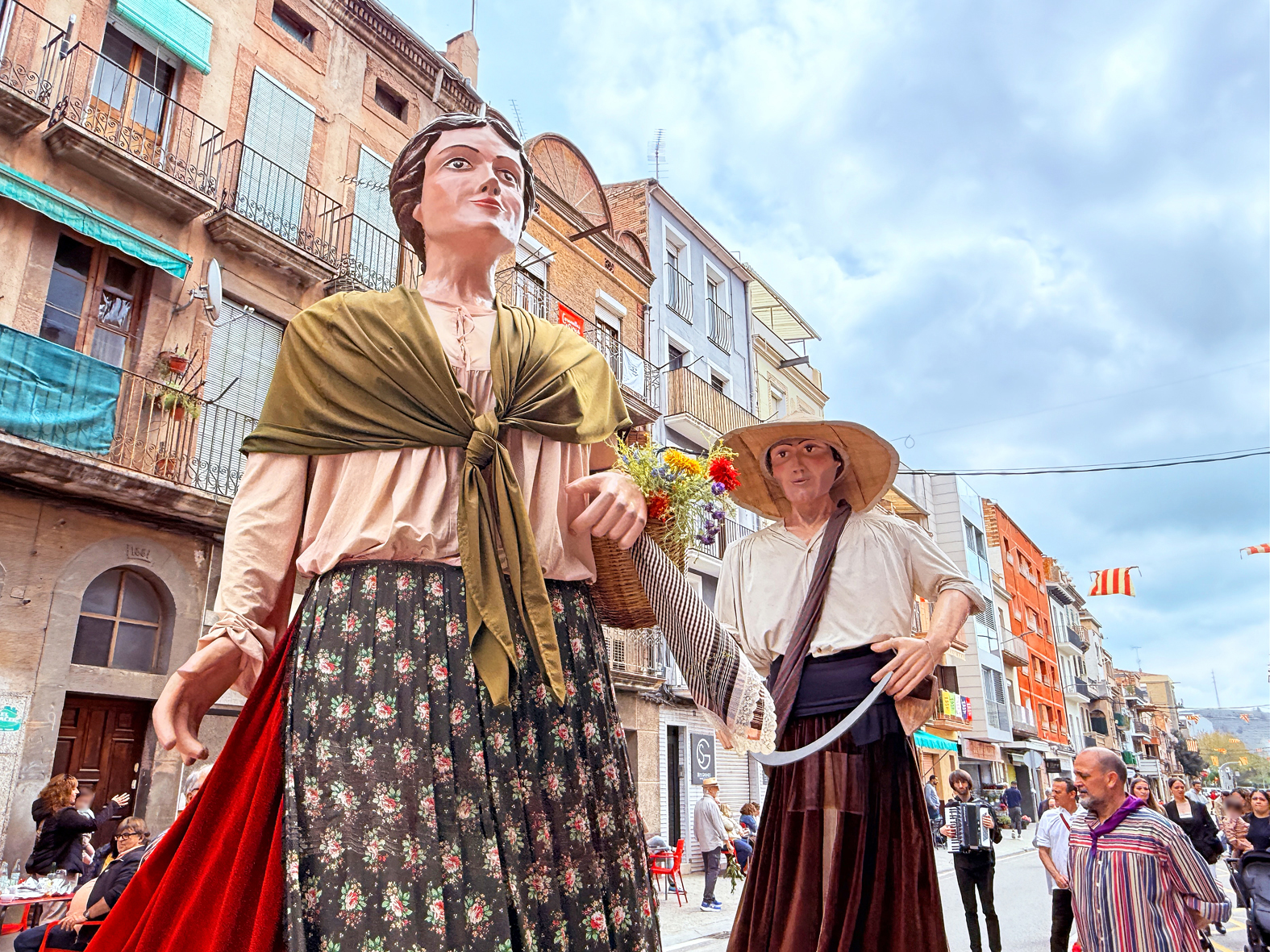 La colla de Geganters del Gorg de l'Olla durant la cercavila de la 15a Trobada Gegantera, dins de la Fira de Rams de Súria.