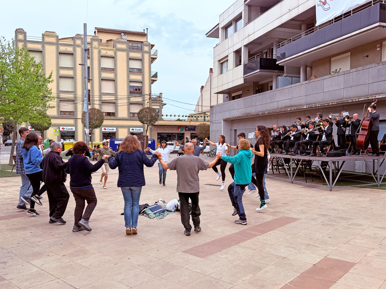 Ballada de sardanes amb la Cobla Súria a la plaça de la Serradora, dins de la Fira de Rams de Súria.